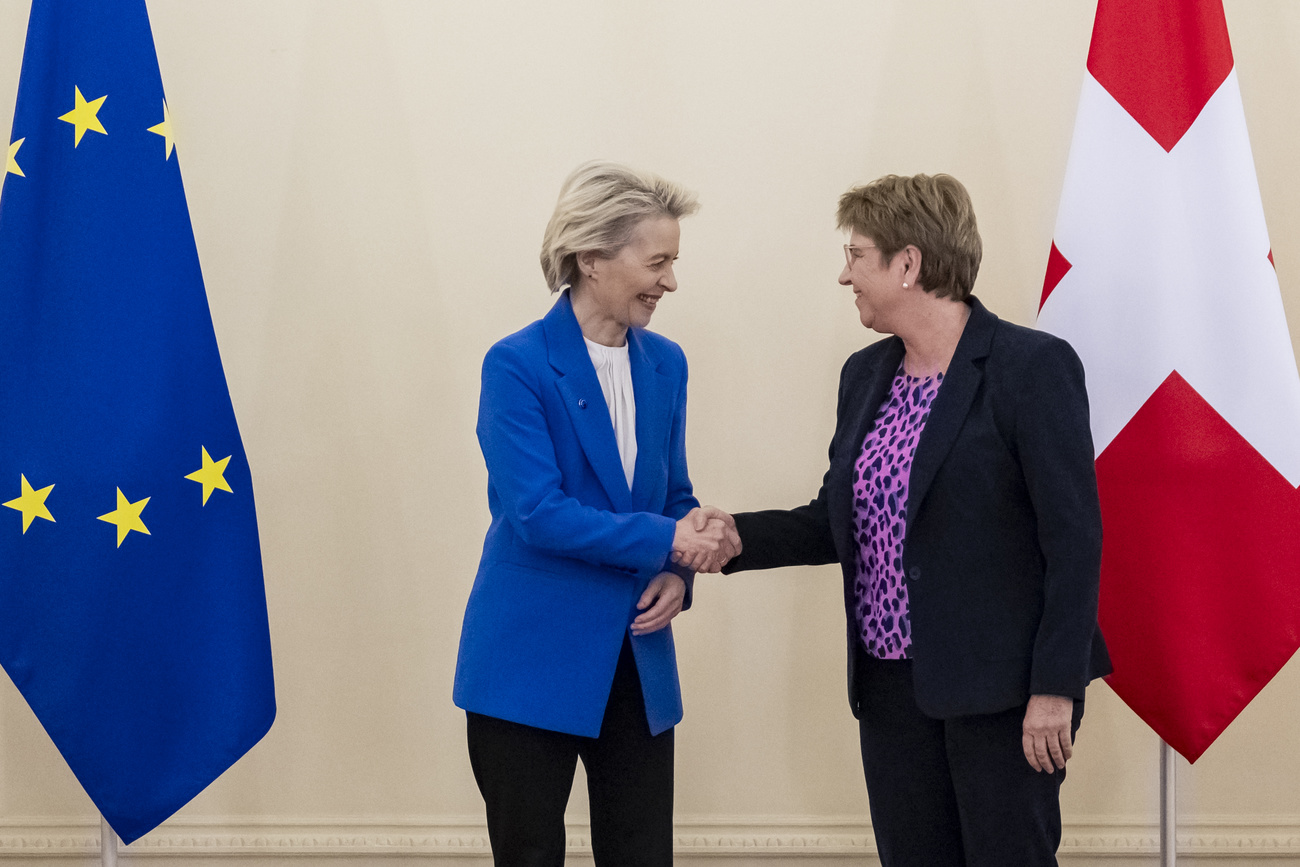 due donne si danno la mano