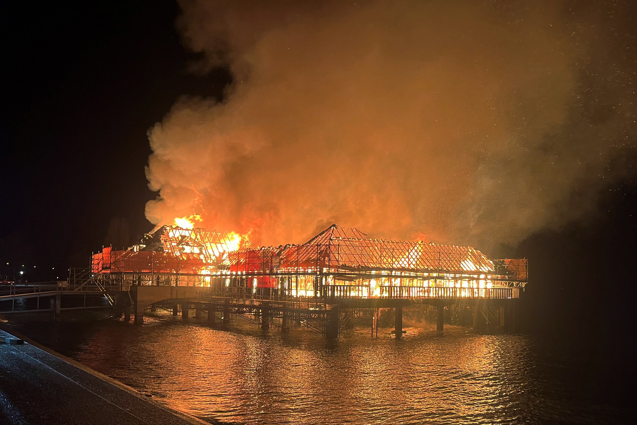 edificio in fiamme