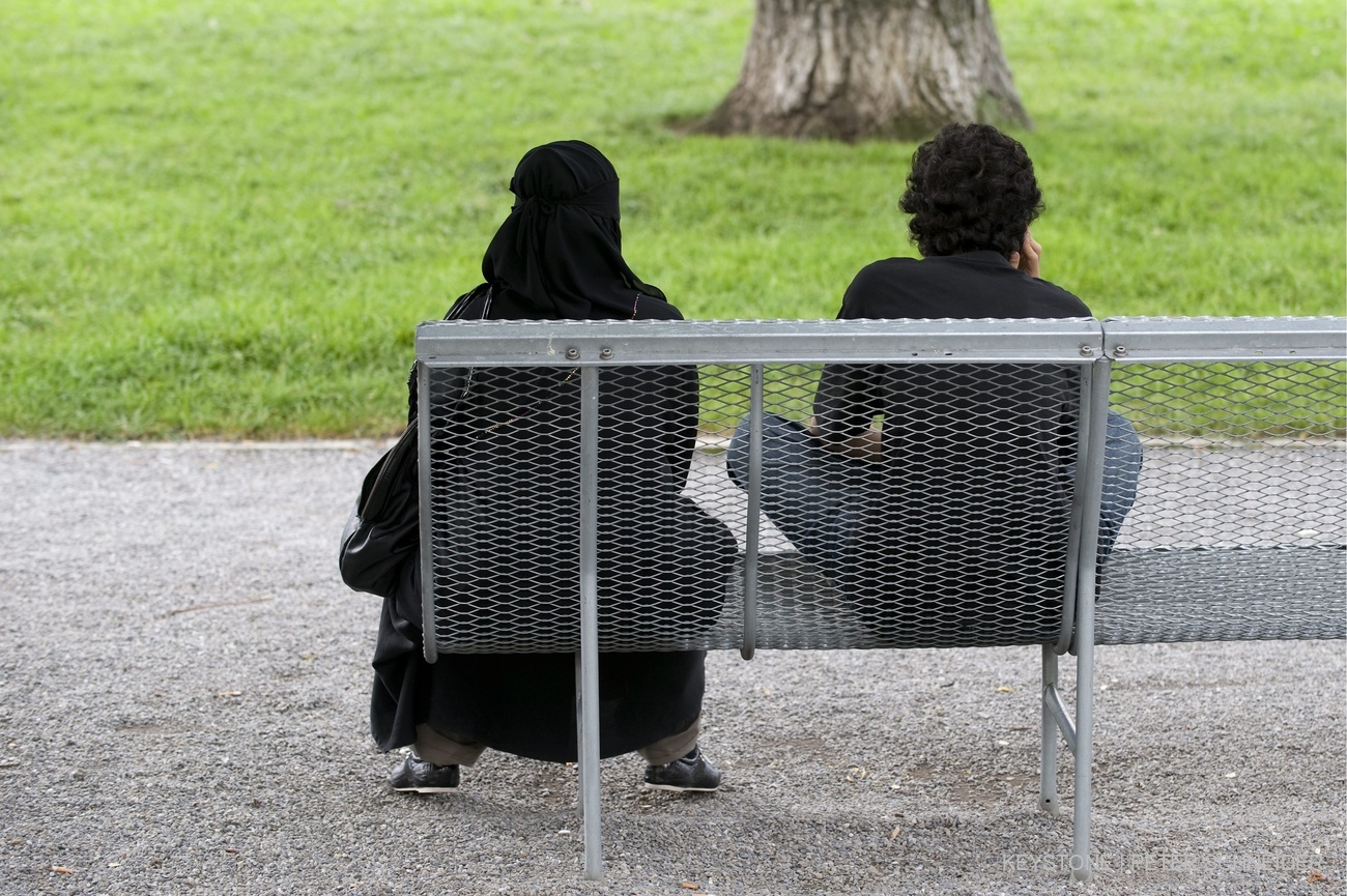 La legge che vieta la copertura totale del viso in pubblico in tutta la Svizzera entrerà in vigore il primo gennaio del 2025