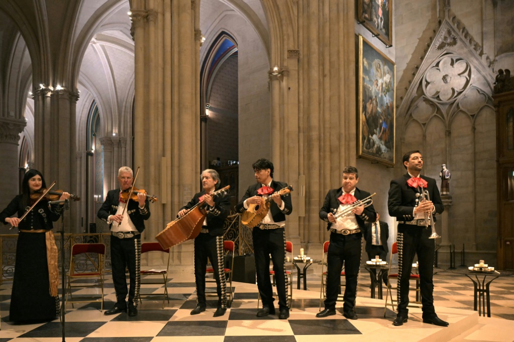 La comunidad latina en París redescubre Notre-Dame, bajo el manto de la Virgen de Guadalupe - SWI swissinfo.ch