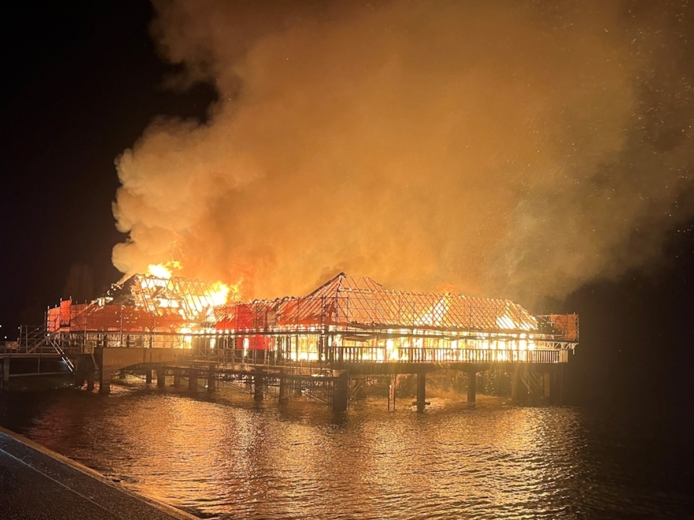 Extinguishing the bathing hut in the lake is time-consuming