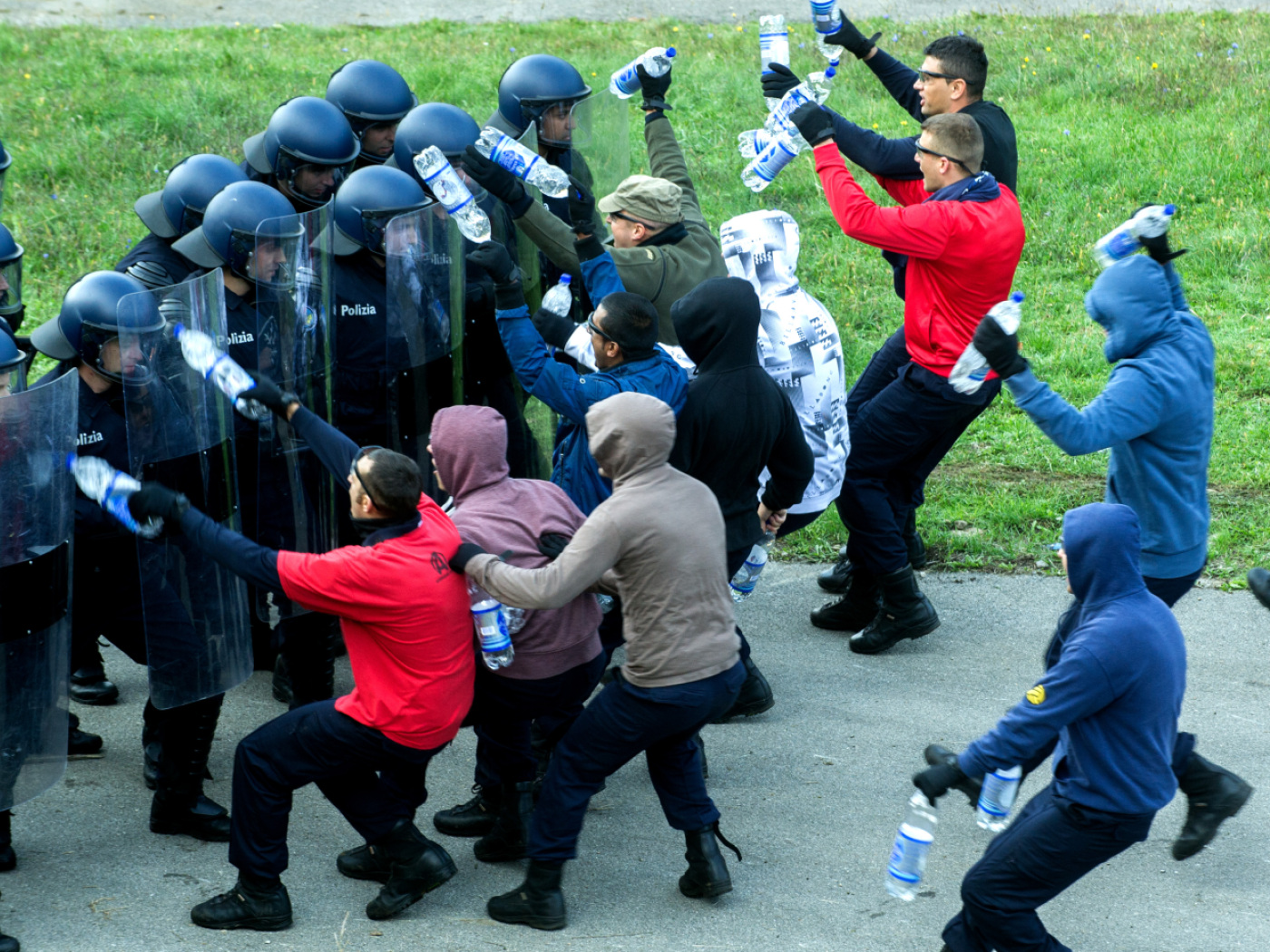 Schweizer Parlament fordert, dass registrierten Hooligans der Ticketkauf ...