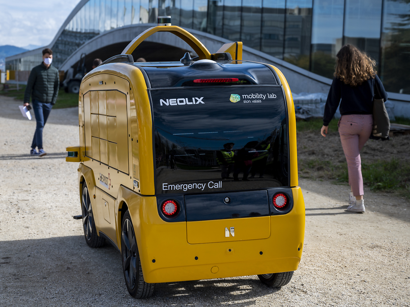 Drivers with autopilot will be allowed to let go of the steering wheel in March 2025