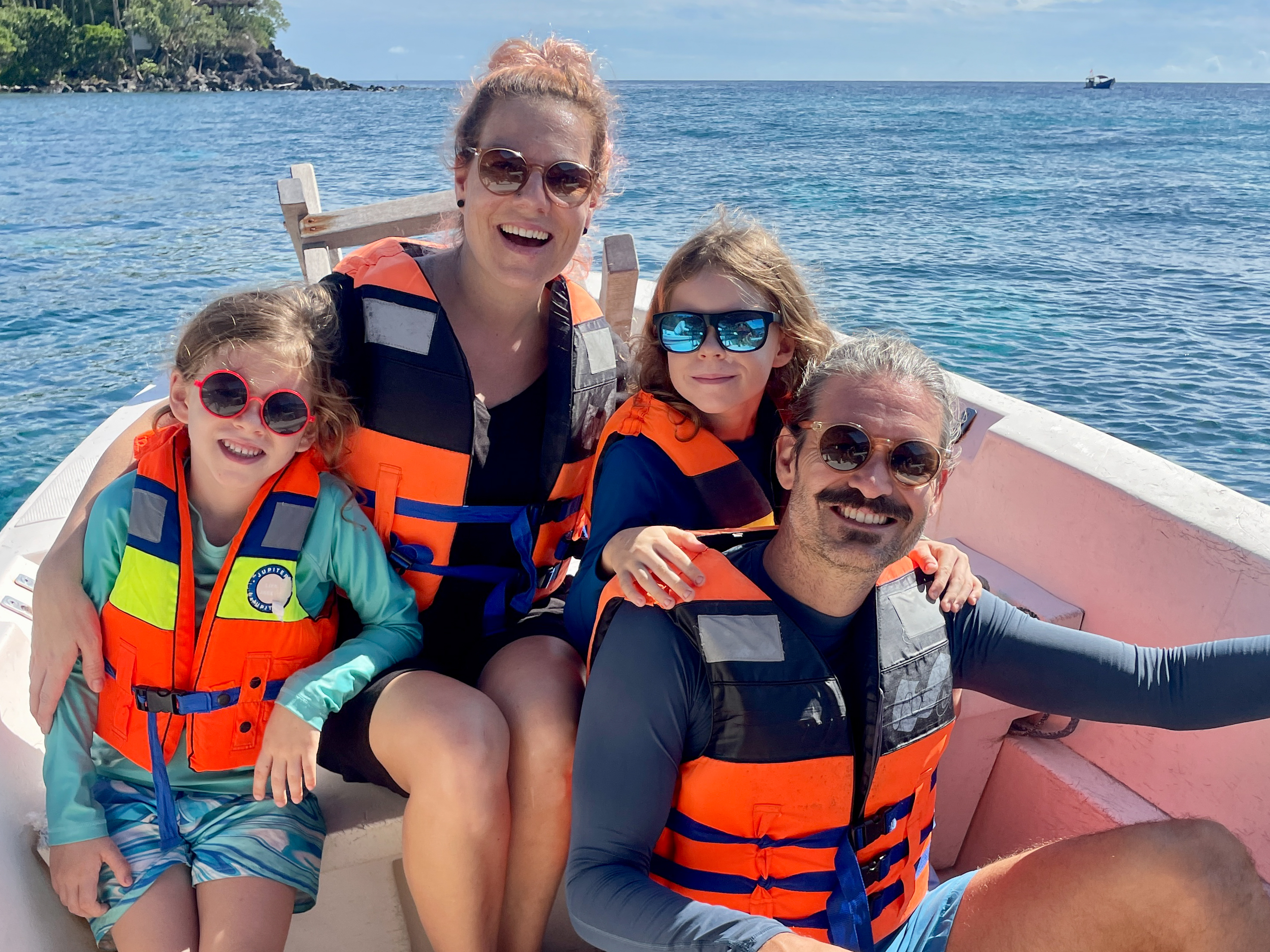 coppia con figli su una barca