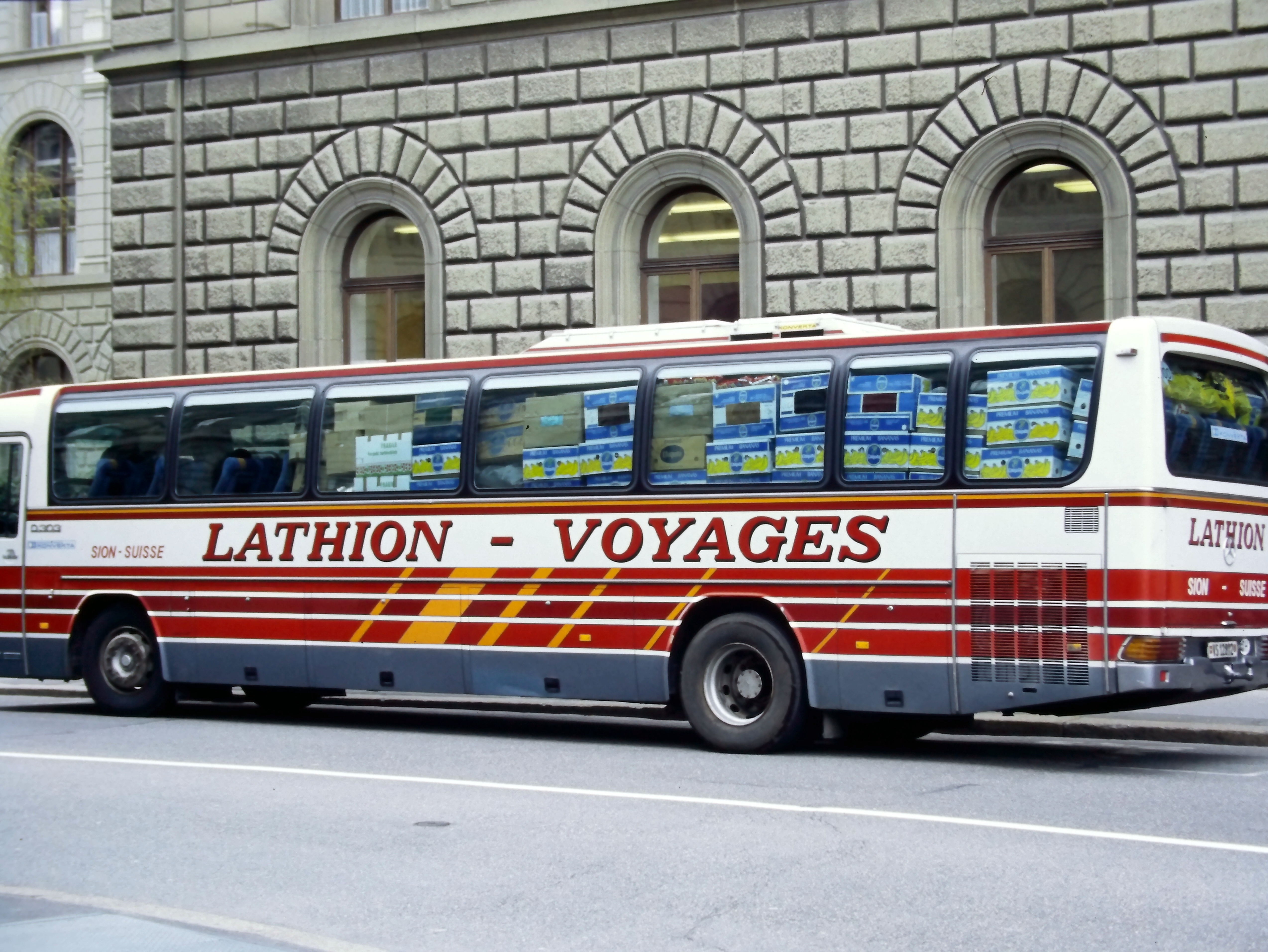 Un pullman con targa vallesana e carico di casse. Destinazione: la città rumena di Gherla