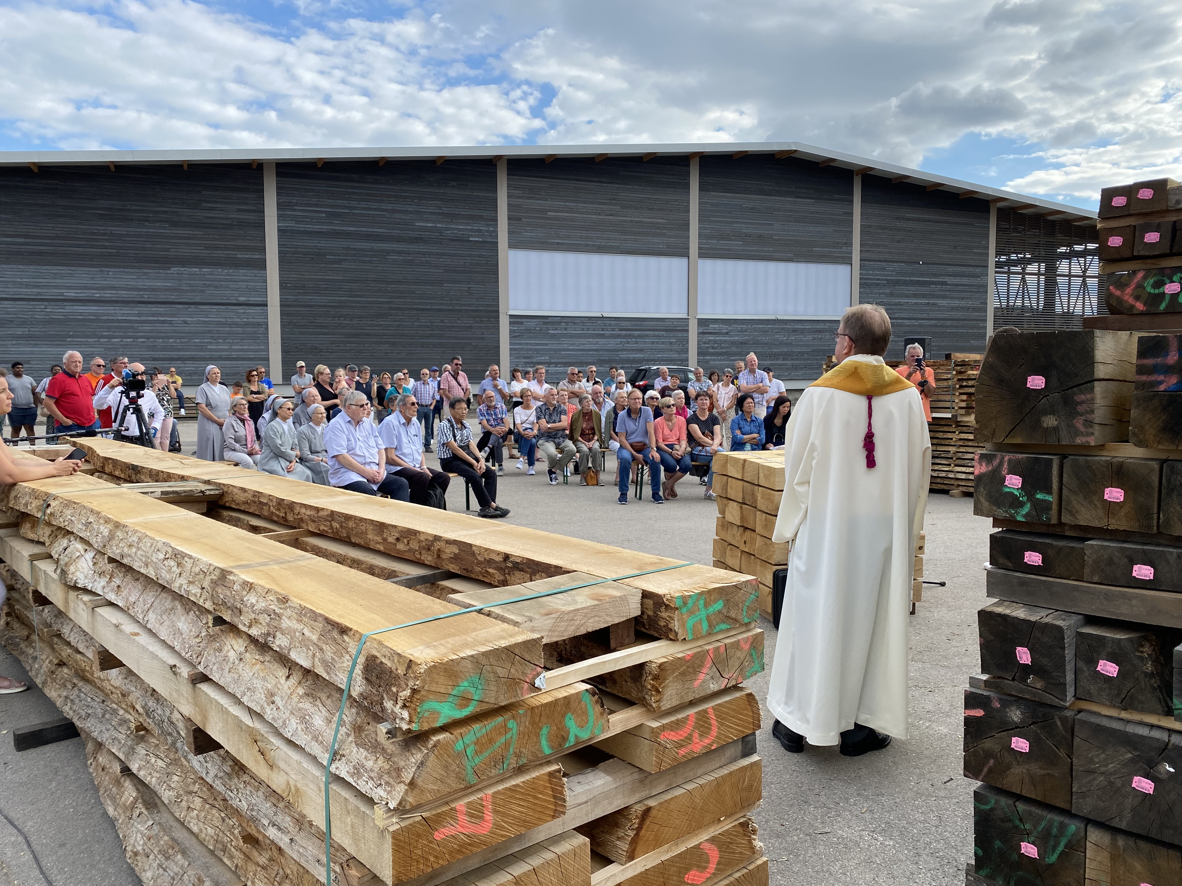 Cérémonie religieuse pour la reconstruction de Notre-Dame à la scierie Corbat, dans le canton du Jura, en juillet 2022.