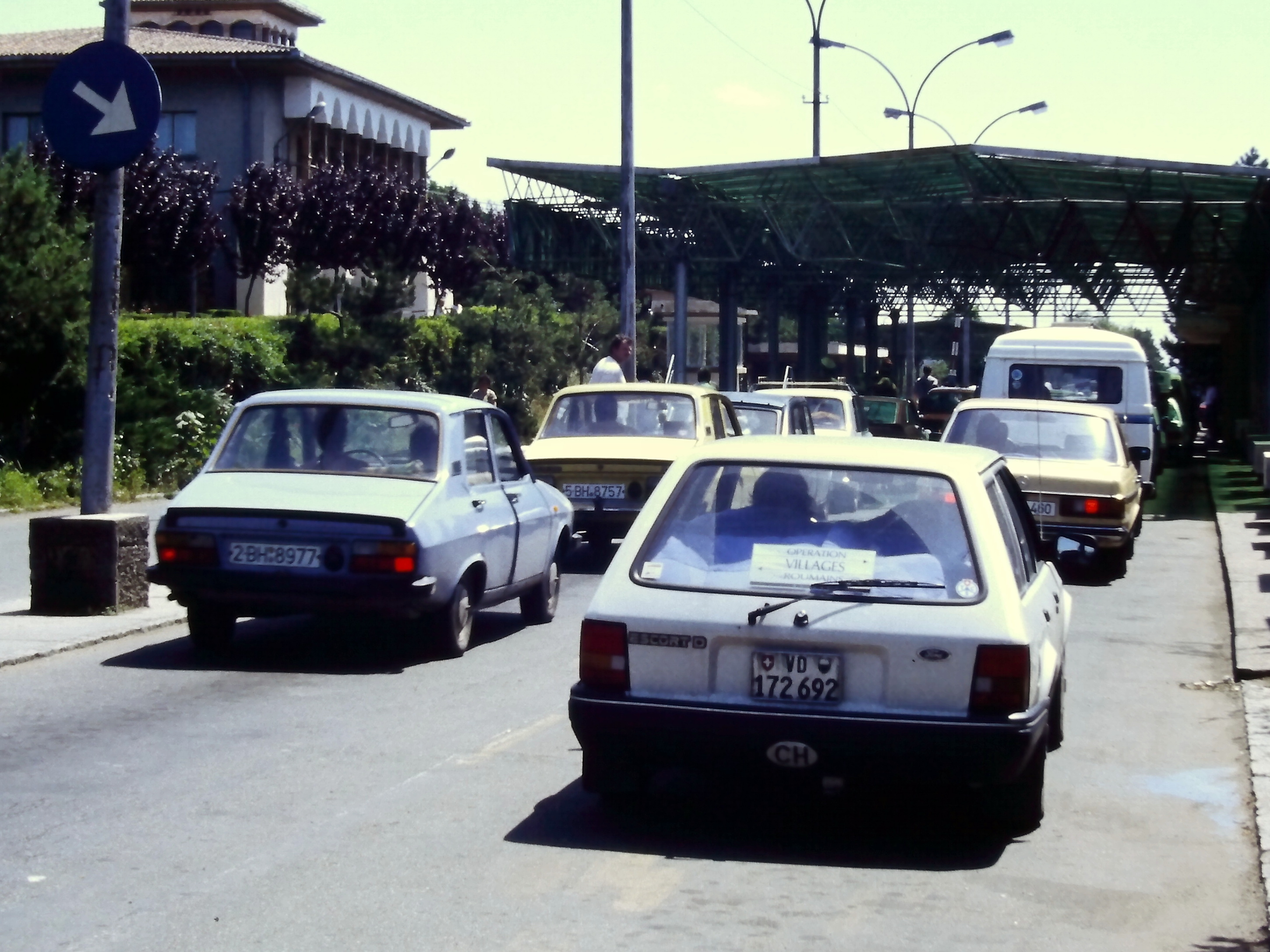 Des voitures suisses en direction de la Roumanie.