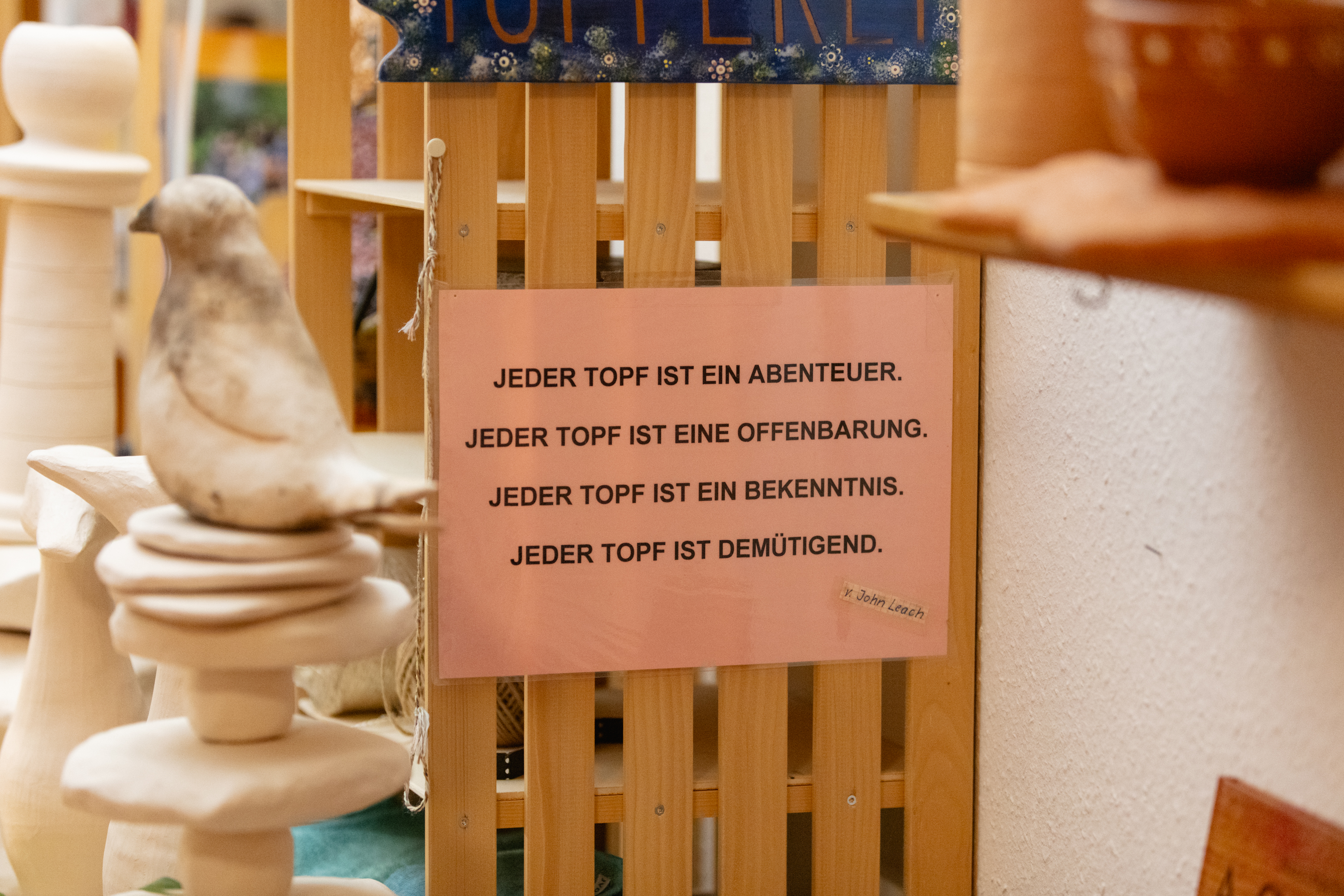 Um cartaz pregado na estante de madeira