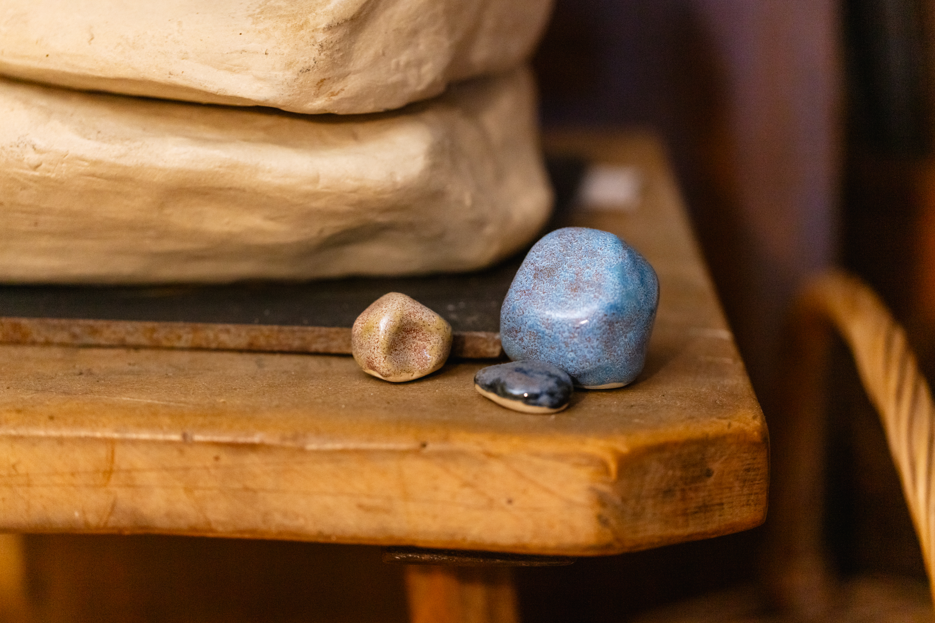 Peças sobre um banco de madeira