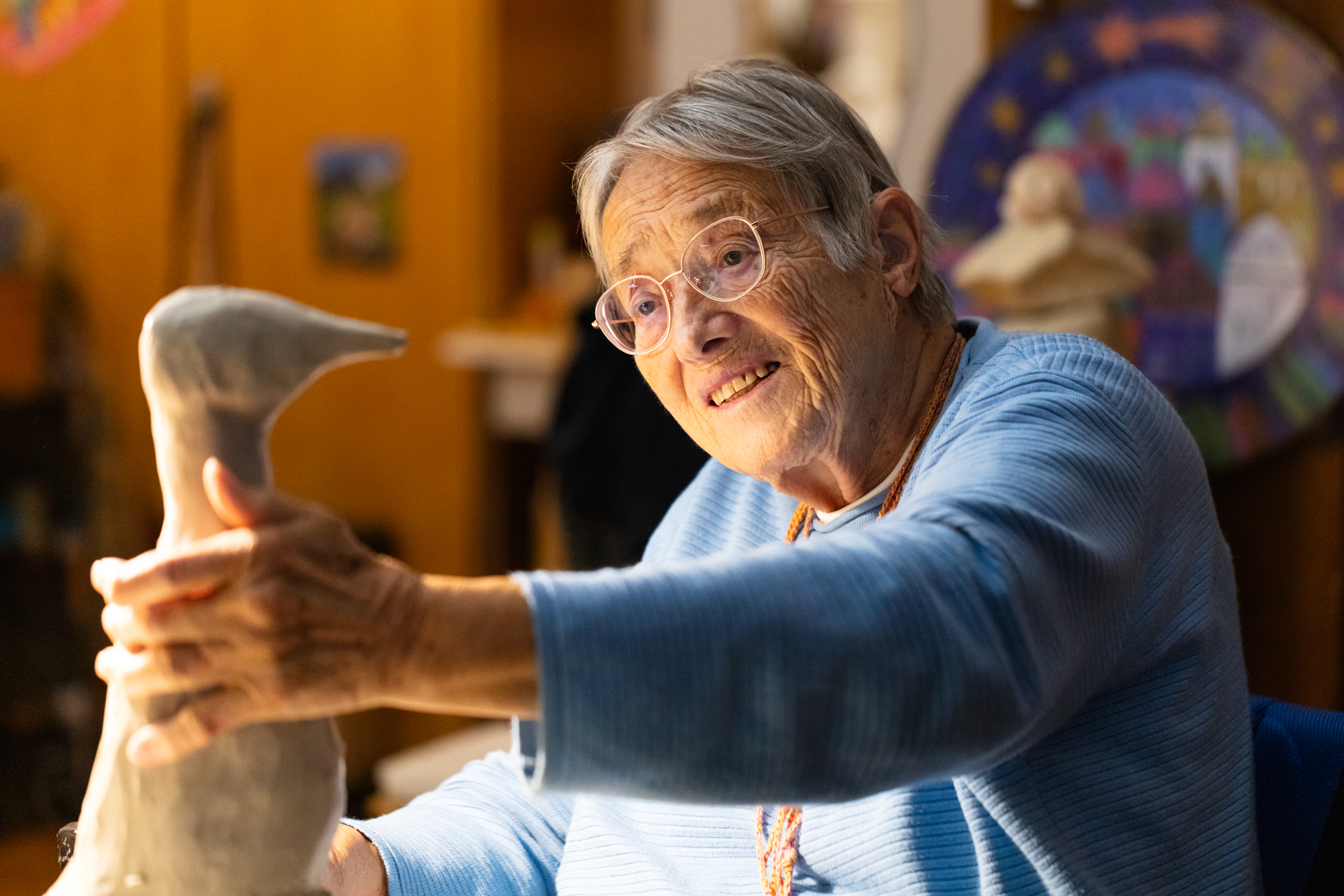 伊冯娜的手指不再灵活,她现在不再做茶具,而是做些较大的东西,比如鸭子。