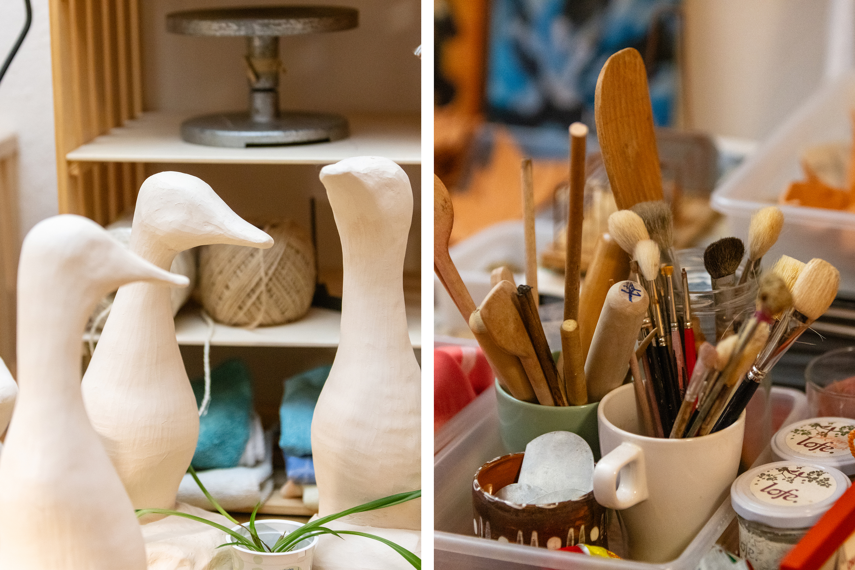 Diversas peças de argila e instrumentos de um artista