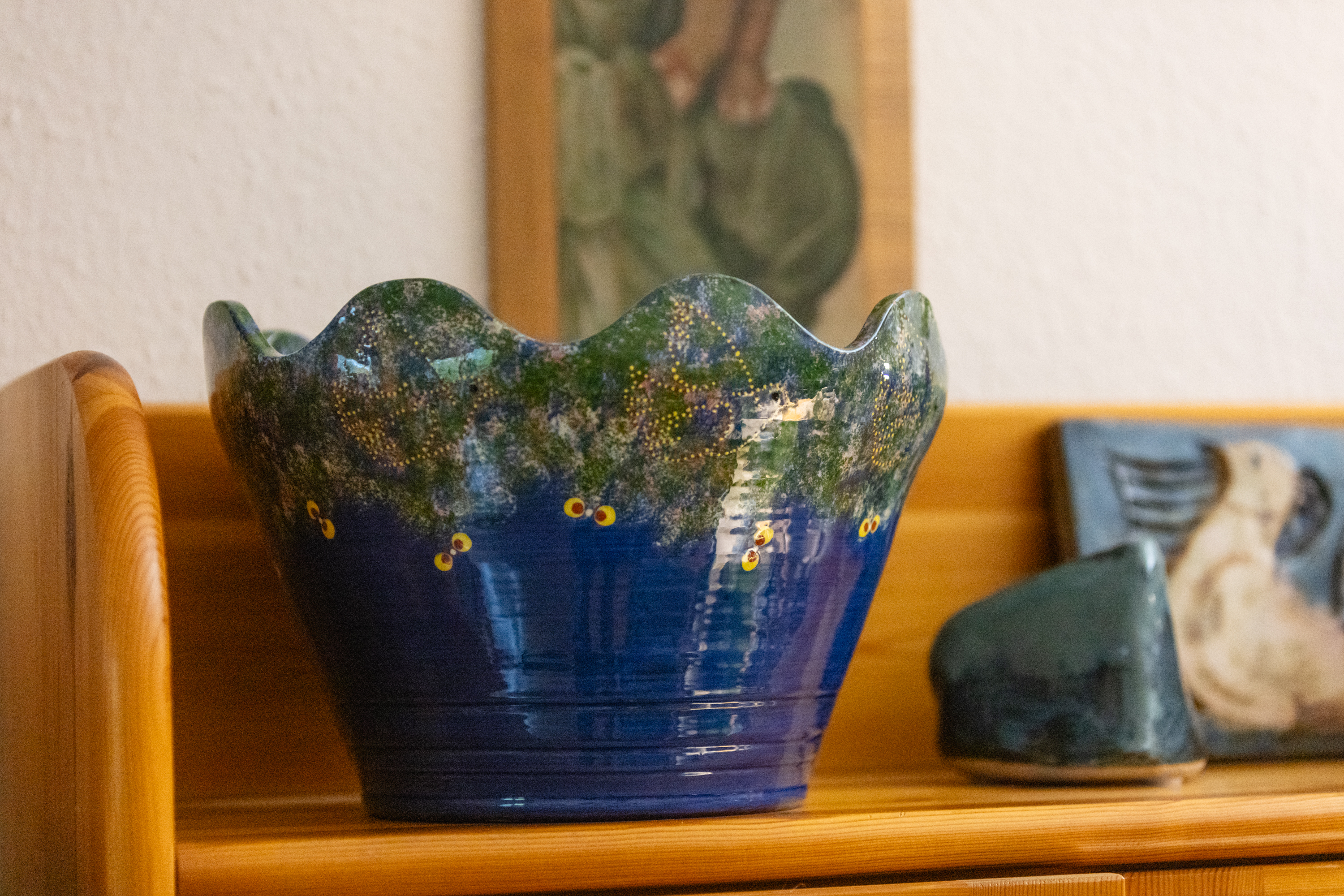 Um vaso azul na estante de madeira