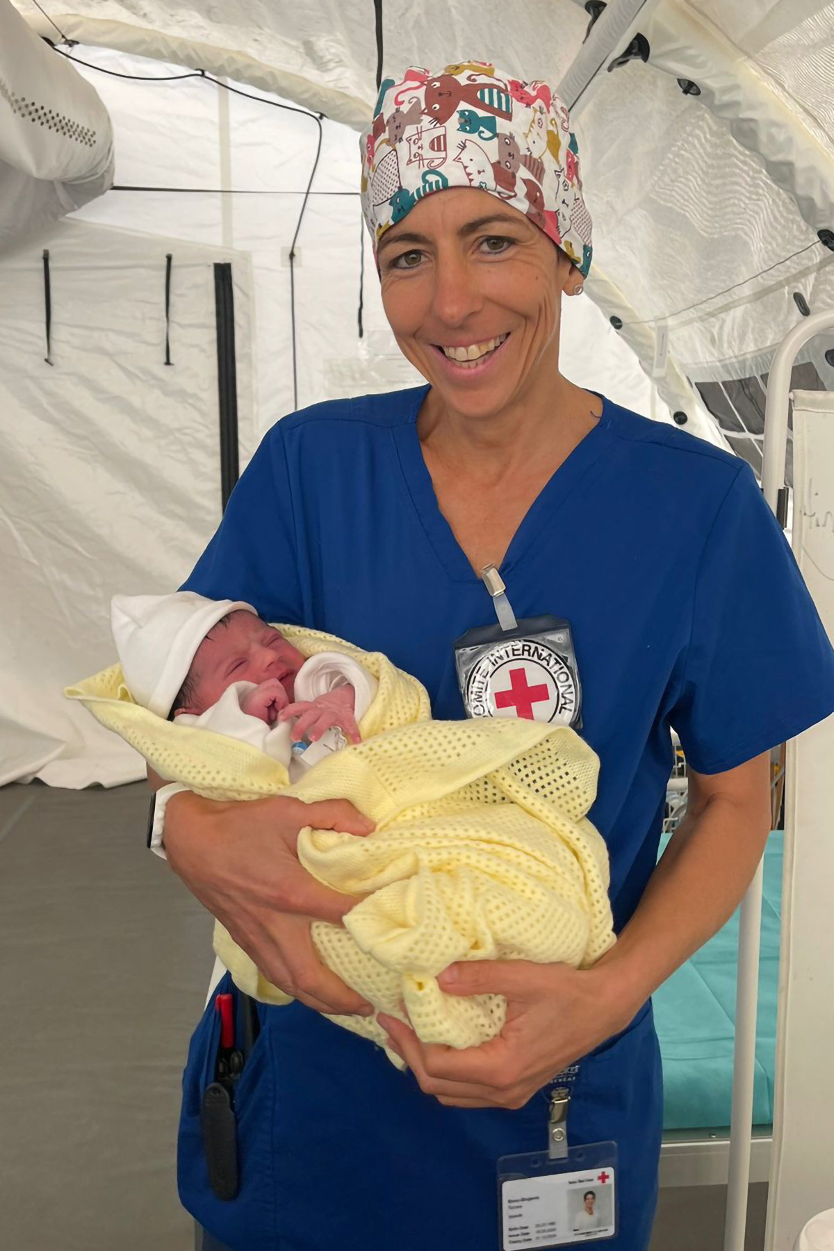 Donna con neonato in braccio