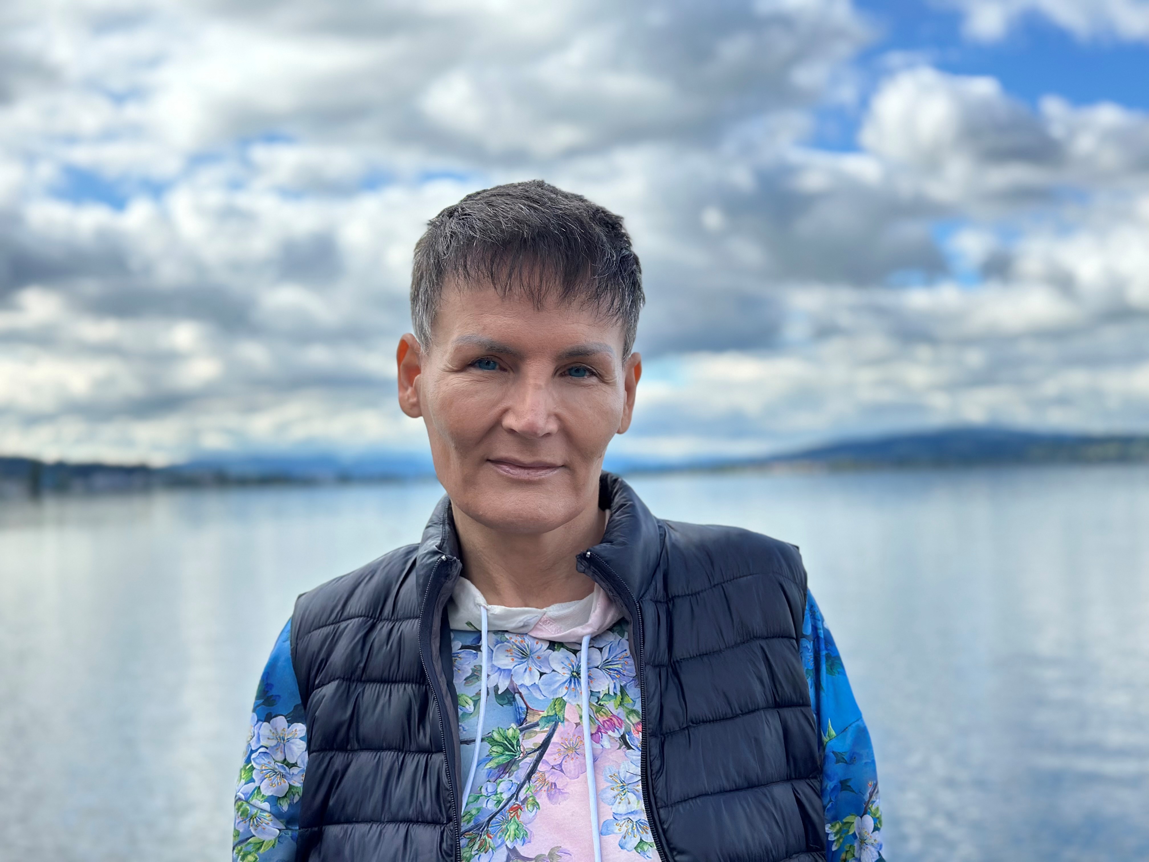 「いずれにせよ完全に元に戻ることは不可能です。肉体的にも、人間としても」と自らの「2度目のカミングアウト」について話す、スイスで最も有名なトランスジェンダー女性