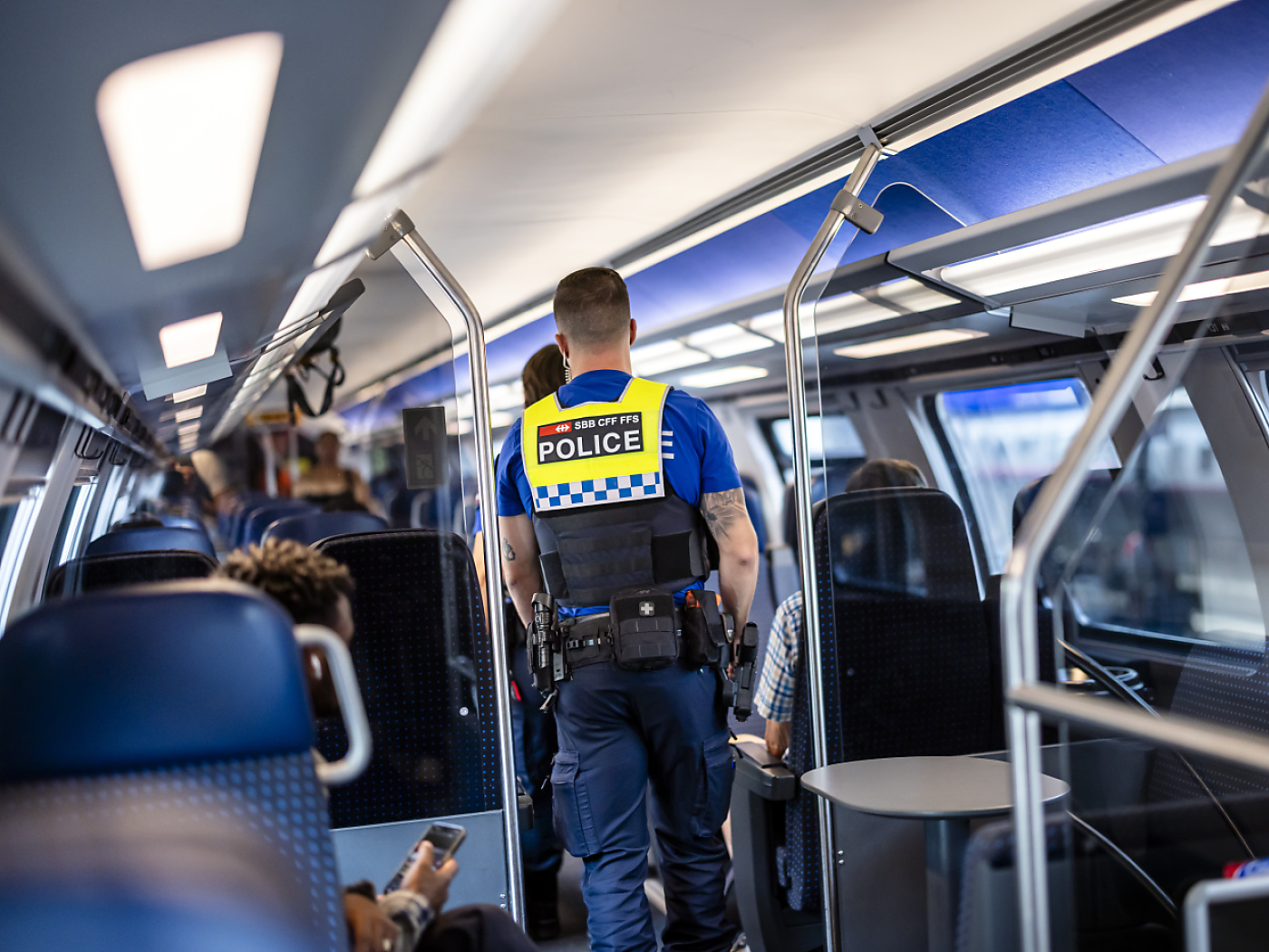 agenti della polizia dei trasporti su un treno