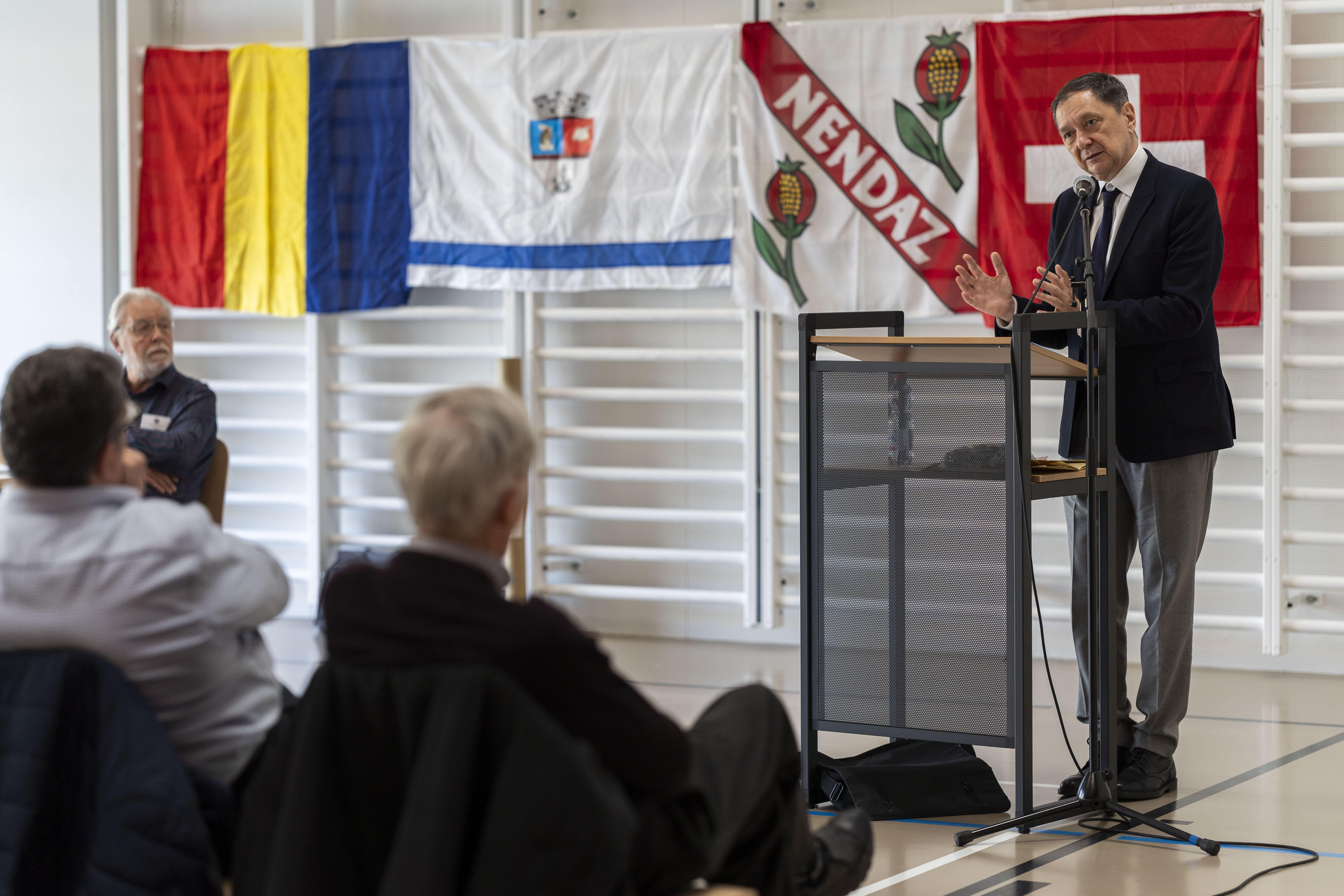 Bogdan Mazuru, ambasciatore rumeno in Svizzera, durante il suo discorso nella sala di ginnastica di Nendaz. Kira Kynd