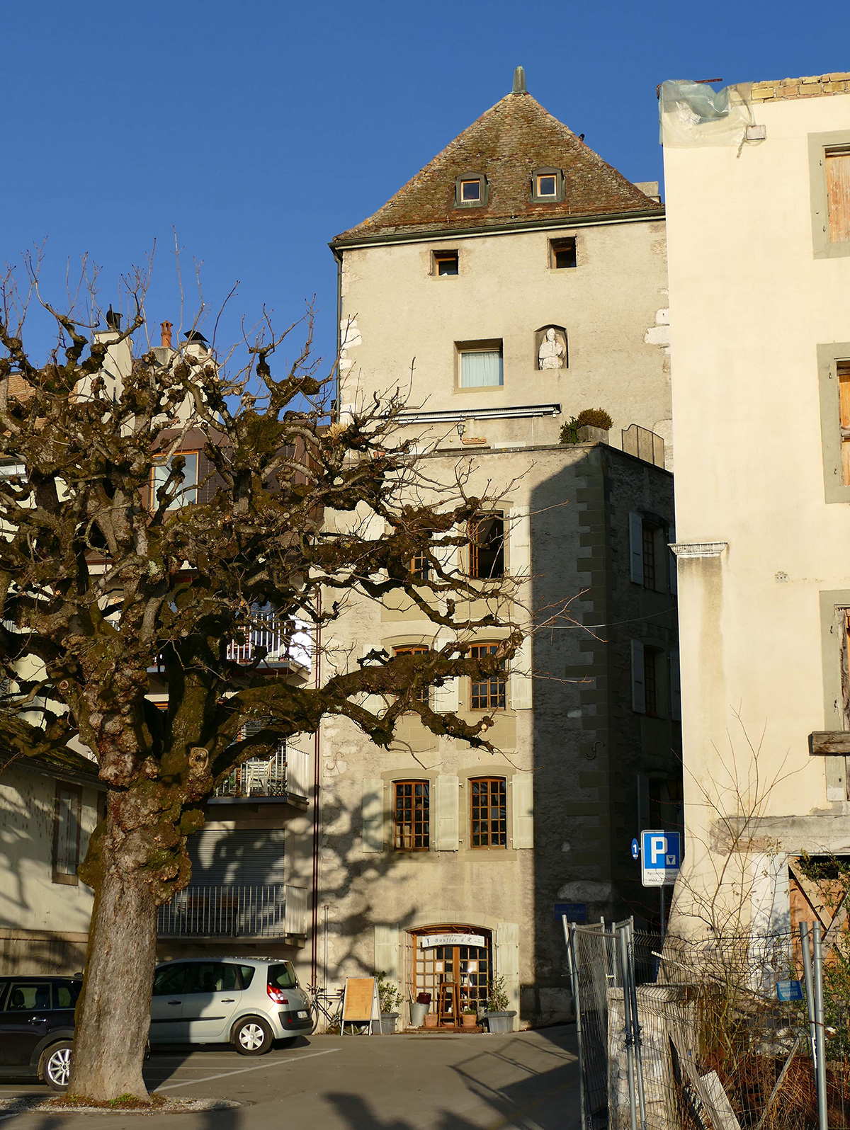 Il rilievo raffigurante Attis si trova in cima alla Tour César di Nyon, a destra della finestra centrale.