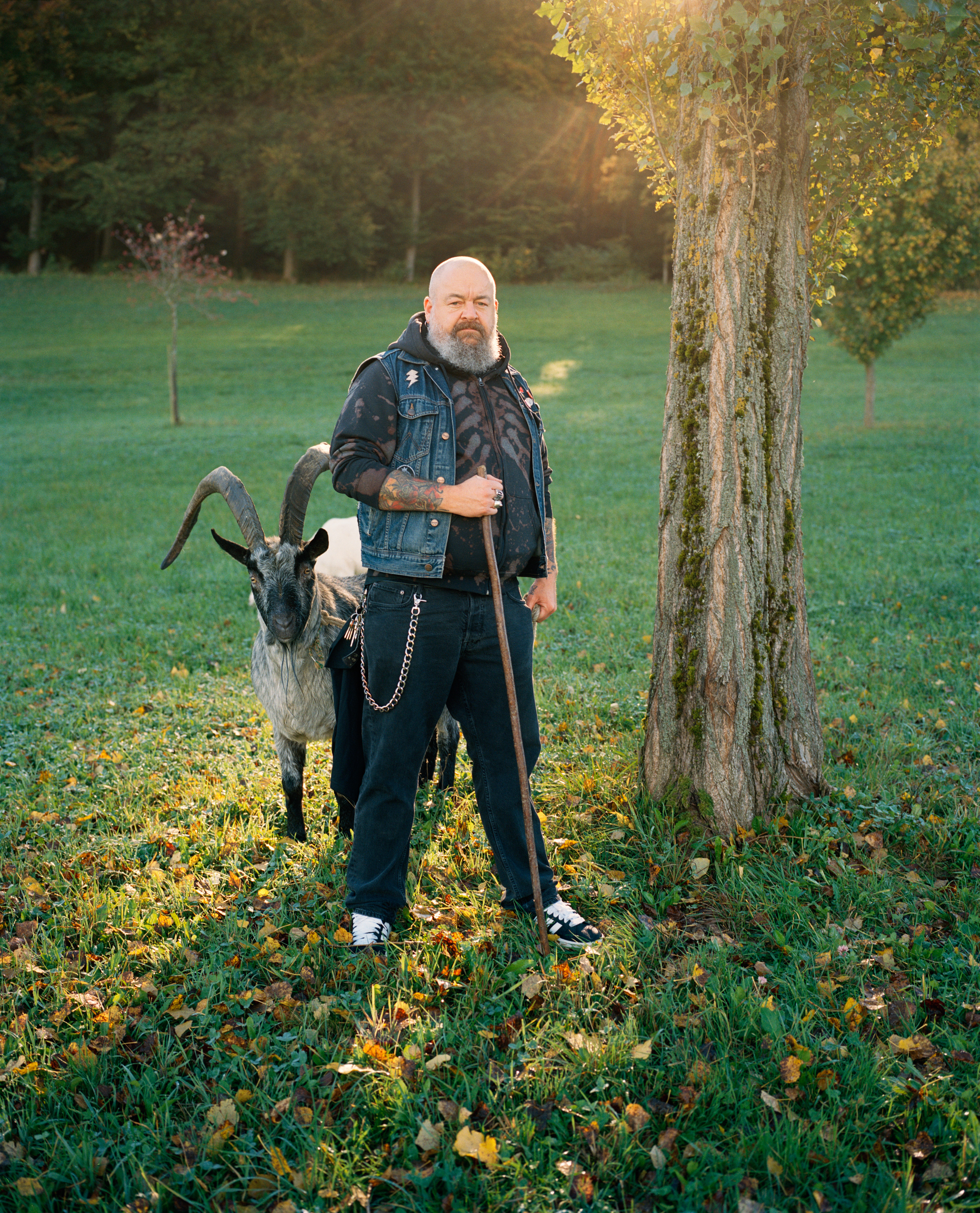 Uomo con caprone in un prato