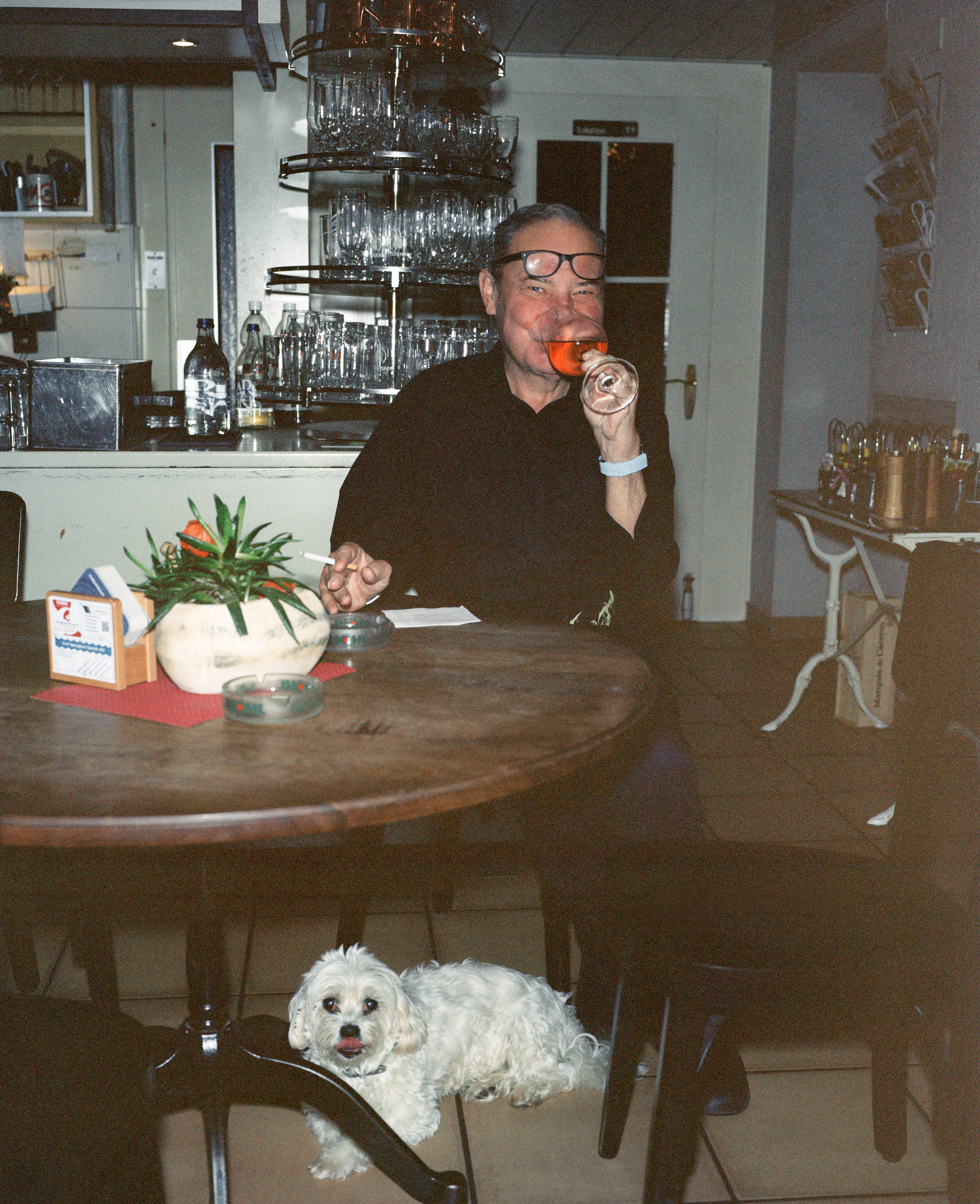 Uomo seduto a un tavolo con cane