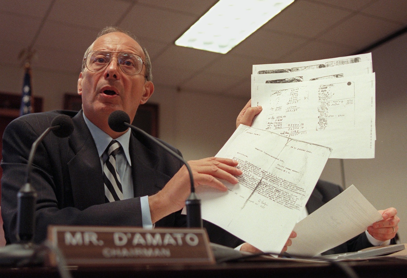 uomo mostra dei documenti