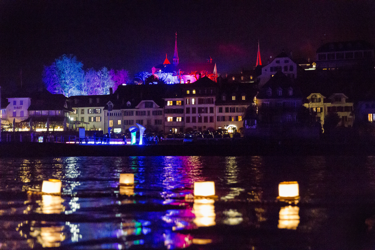 La città di Morat vista dal lago durante il Festival delle luci.