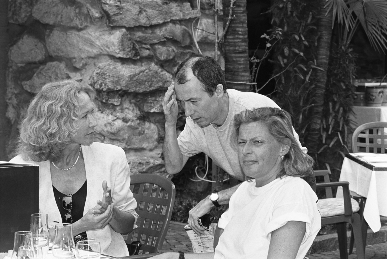 Szene aus einer eher öffentlichen Vergangenheit: Anne-Marie Miéville (links) mit dem Schweizer Filmemacher Richard Dindo und der Produzentin Ruth Waldburger, während des Locarno Filmfestivals 1994.