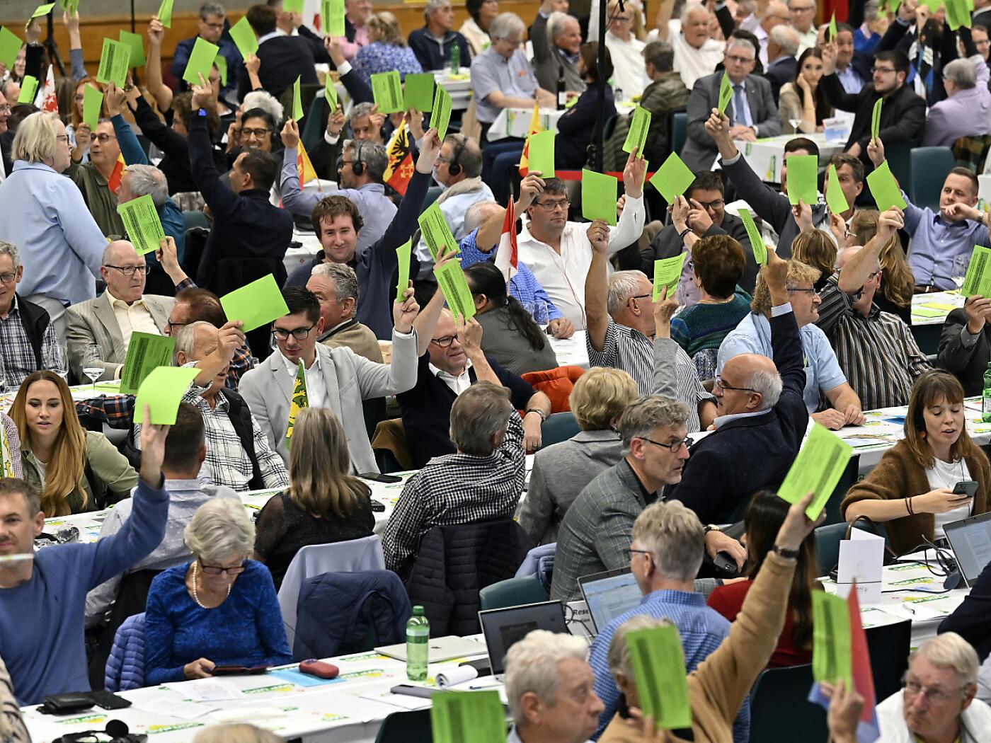 Swiss People's Party launches fight against "submission treaty" at assembly