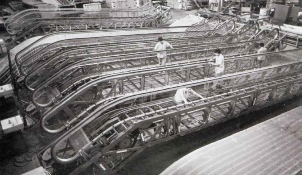 Фото 1982 года: эскалаторы, собранные на первом совместном швейцарско-китайском предприятии с участием компании Schindler Elevator Co., Ltd. Bulletin of the Swiss-Chinese Chamber of Commerce, no. 2: p. 30–57.