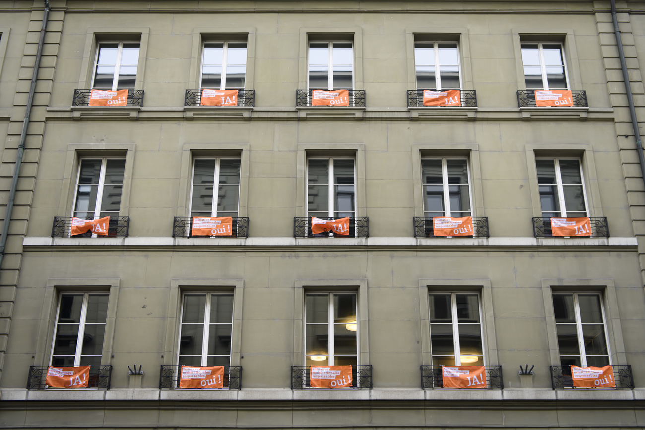 Façade avec des banderoles politiques
