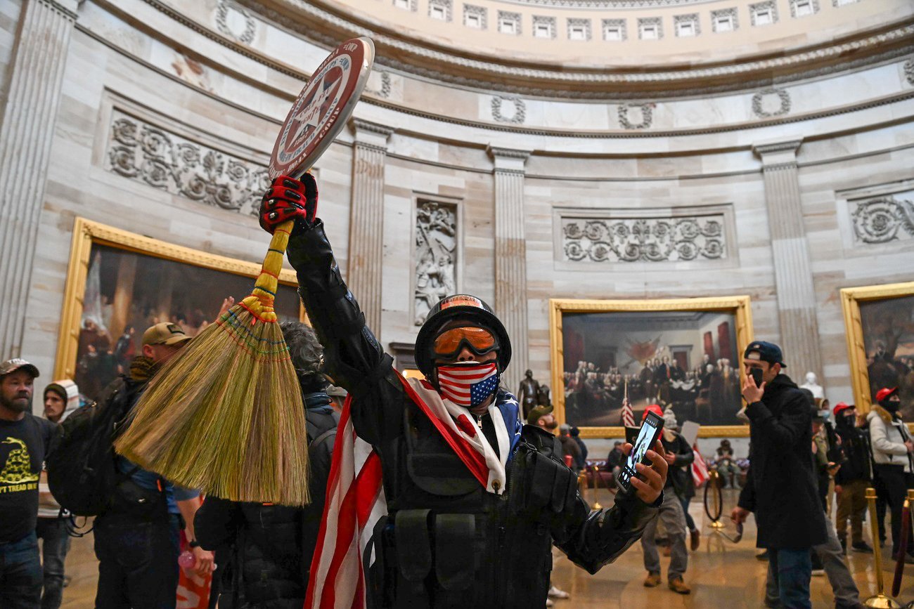 Pessoas protestando no Capitólio