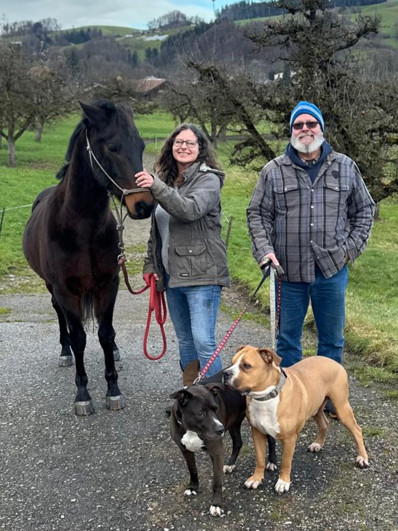 coppia con due cani e un cavallo