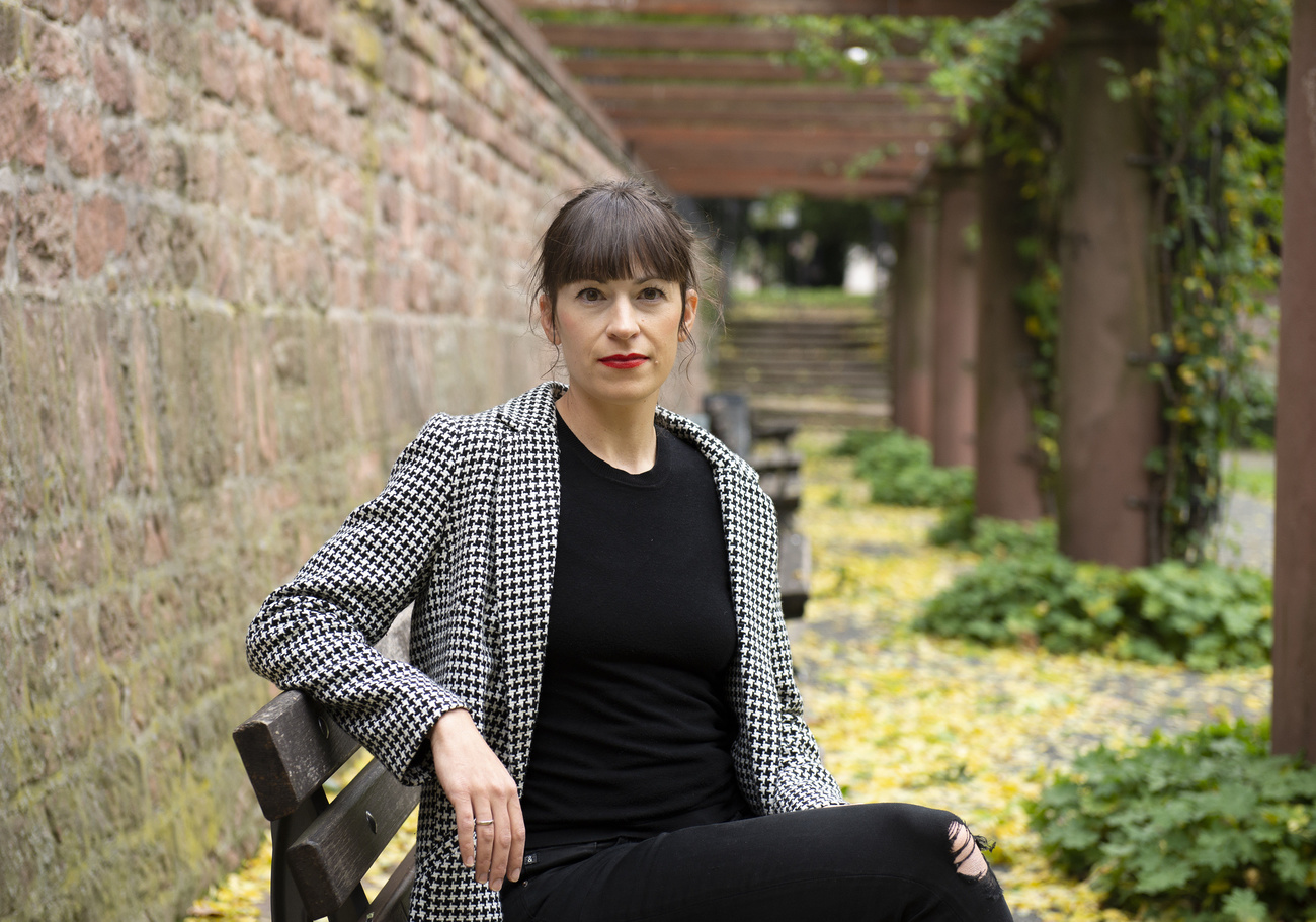 卡罗琳·阿姆林格是一位文学社会学家,在巴塞尔大学从事研究和教学工作。