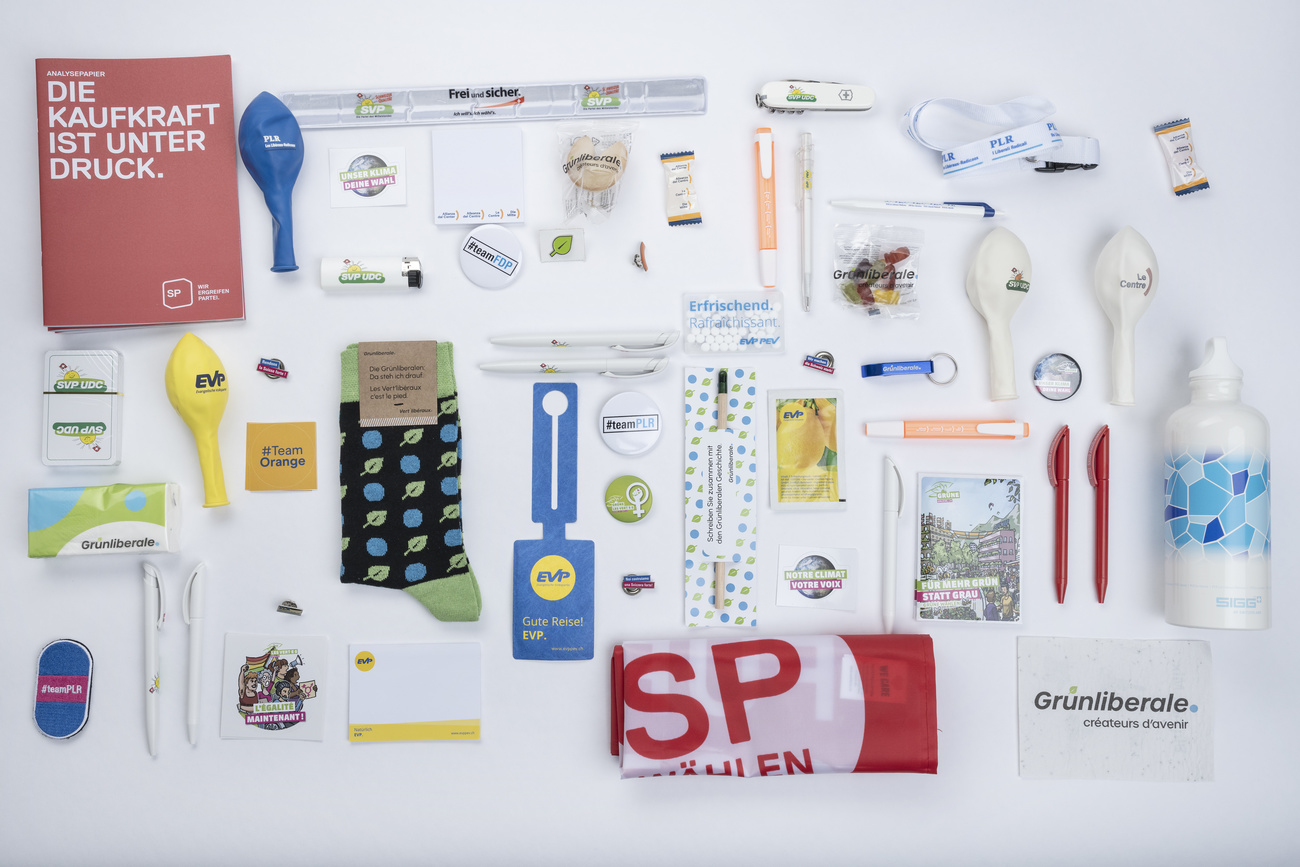 Wahlkampf in der Schweiz 2023: Kollektion von Werbematerial der Parteien.