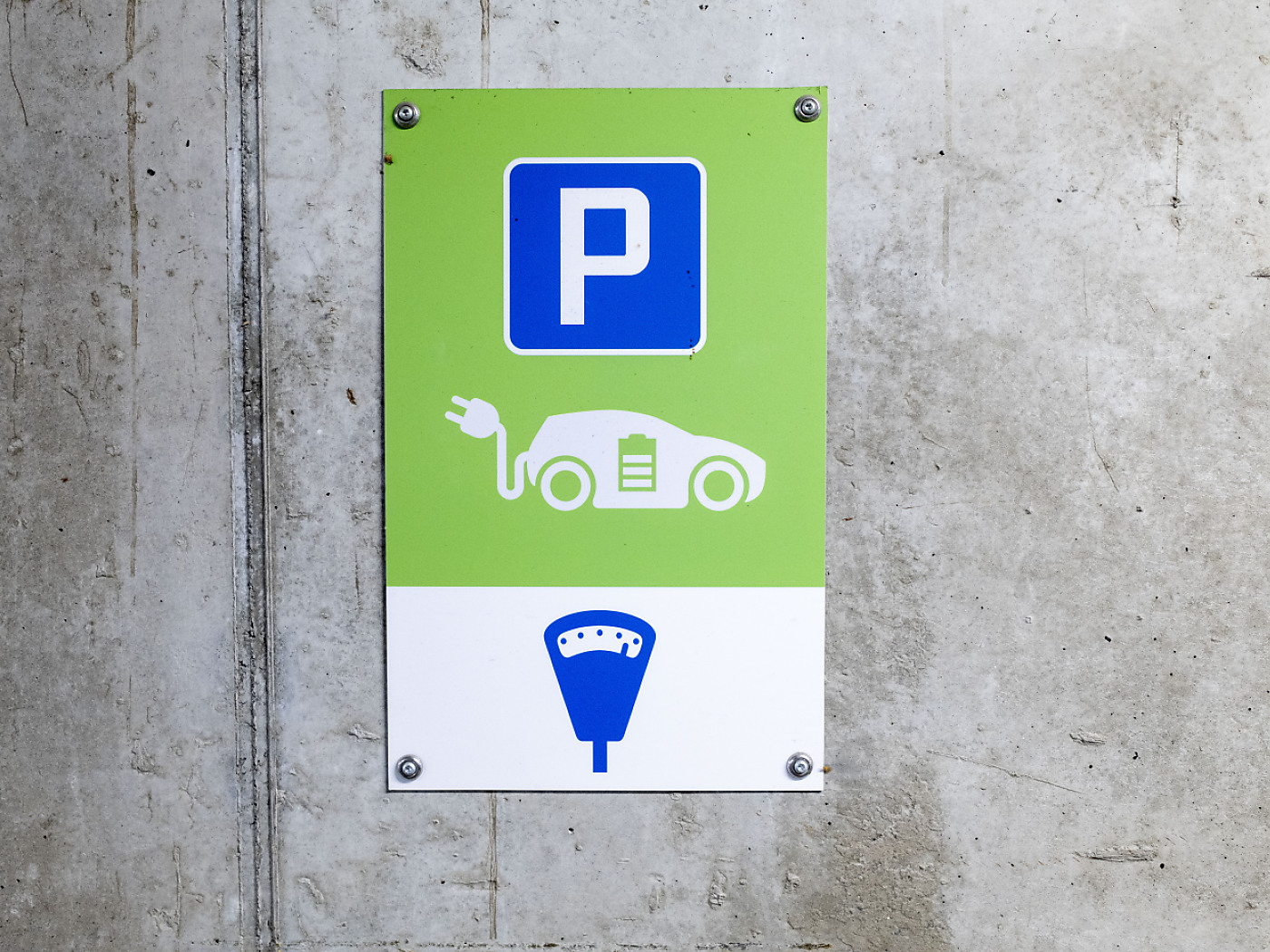 瑞士电动车协会(Swiss eMobility)将销售减缓归因于2024年初实施的电动车进口税,并认为缺乏监管压力也是因素之一。