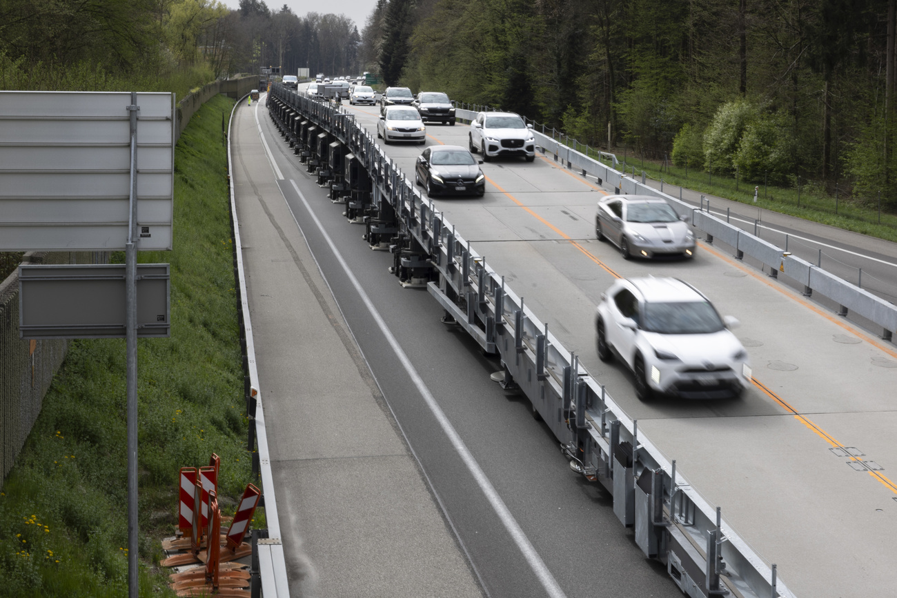 Le auto attraversano l"ASTRA Bridge" sull'autostrada A1.