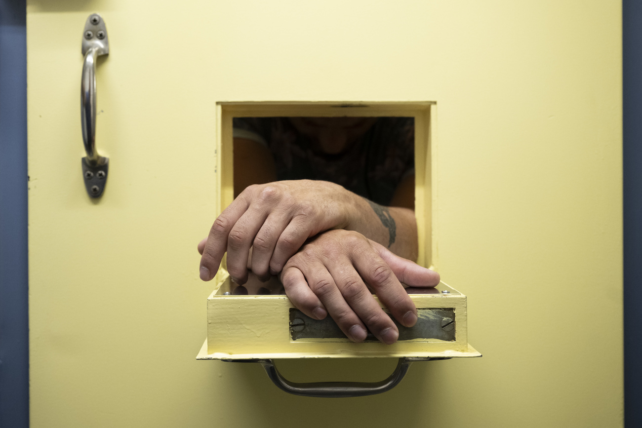 Due mani con tatuaggio di intrecciano
