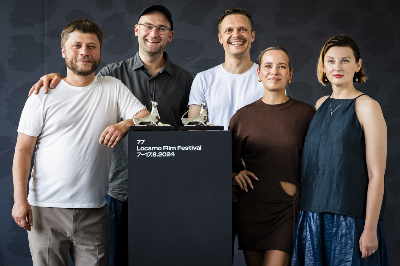 Счастливая съемочная группа: актер Гедрюс Кела (Giedrius Kiela), режиссер Лауринас Барейша (Laurynas Bareiša) и актеры Паулюс Маркевичюс (Paulius Markevicius), Гельмине Глемзайте (Gelmine Glemzaite) и Агне Кактайте (Agne Kaktaite), слева направо, позируют с наградами Best Performance и Best Director в Локарно. Keystone / Jean-Christophe Bott