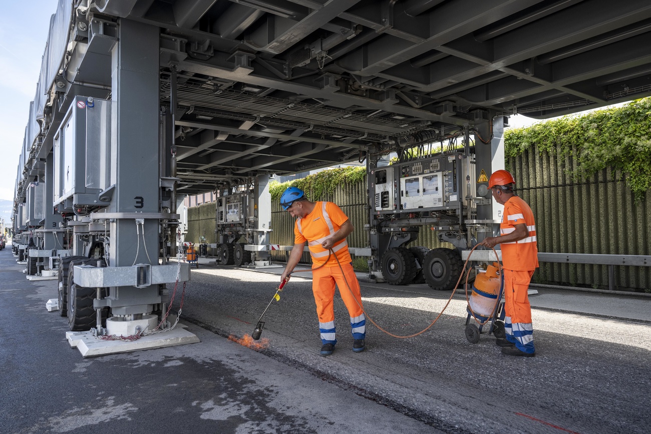 À l’abri du soleil et de la pluie, les travaux de réparation des tronçons d’autoroute devraient progresser plus rapidement.