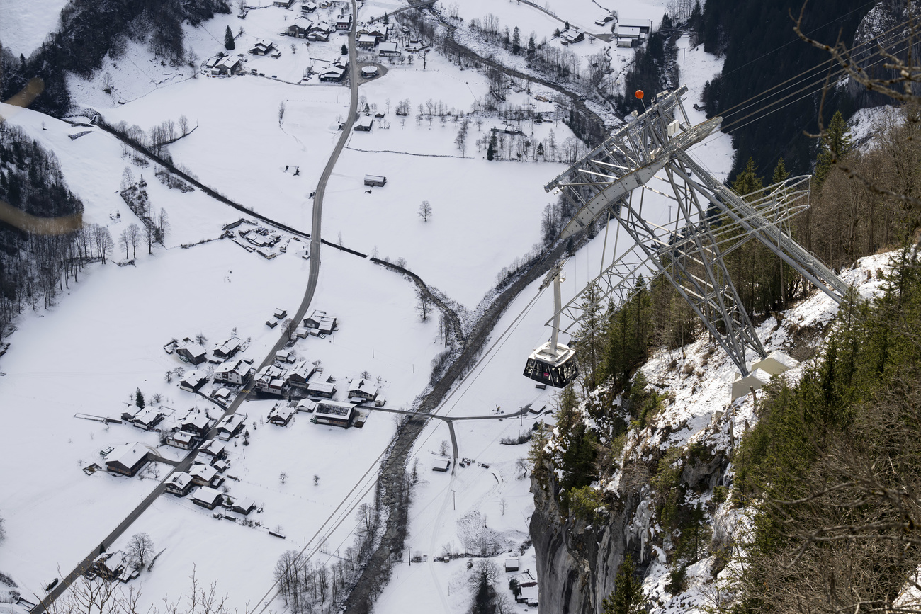 Eine Liftseilbahn in der Höhe