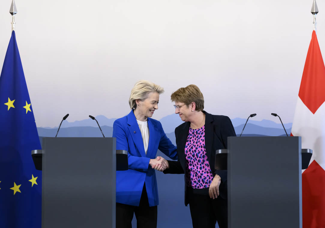 È fatta: la presidente svizzera Viola Amherd (a destra) accoglie a Berna la Presidente della Commissione europea Ursula von der Leyen a fine dicembre.
