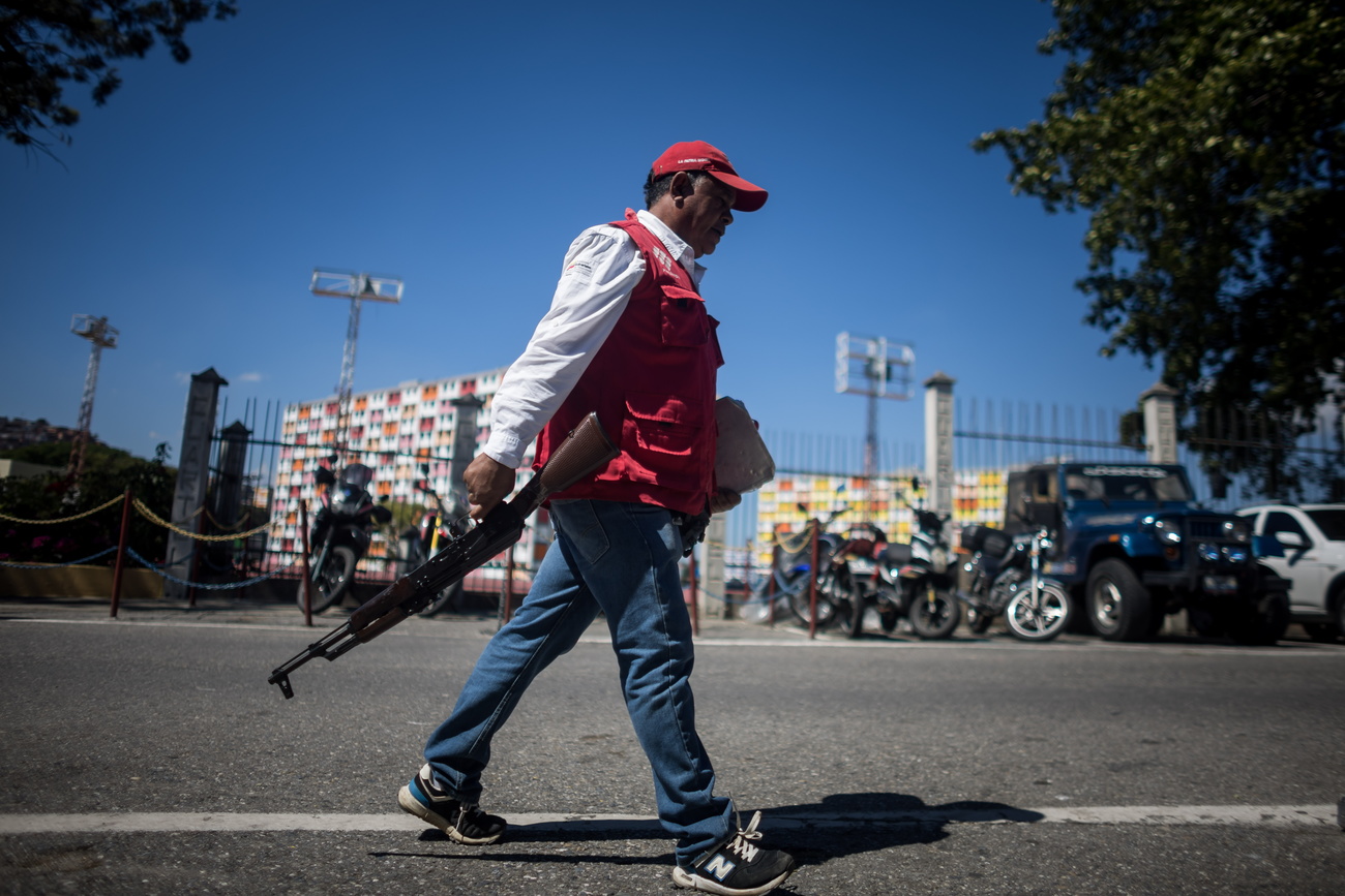 Un partidario civil del partido gobernante participa en una ceremonia de juramentación de las milicias bolivarianas en Caracas, Venezuela, el 7 de enero de 2025.