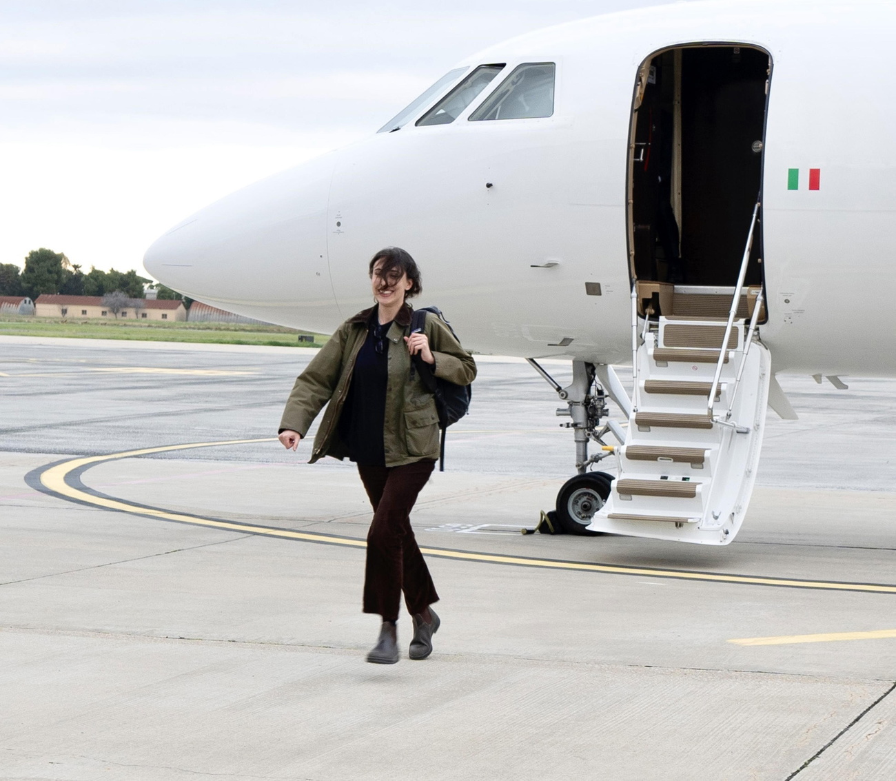 donna scende da un aereo