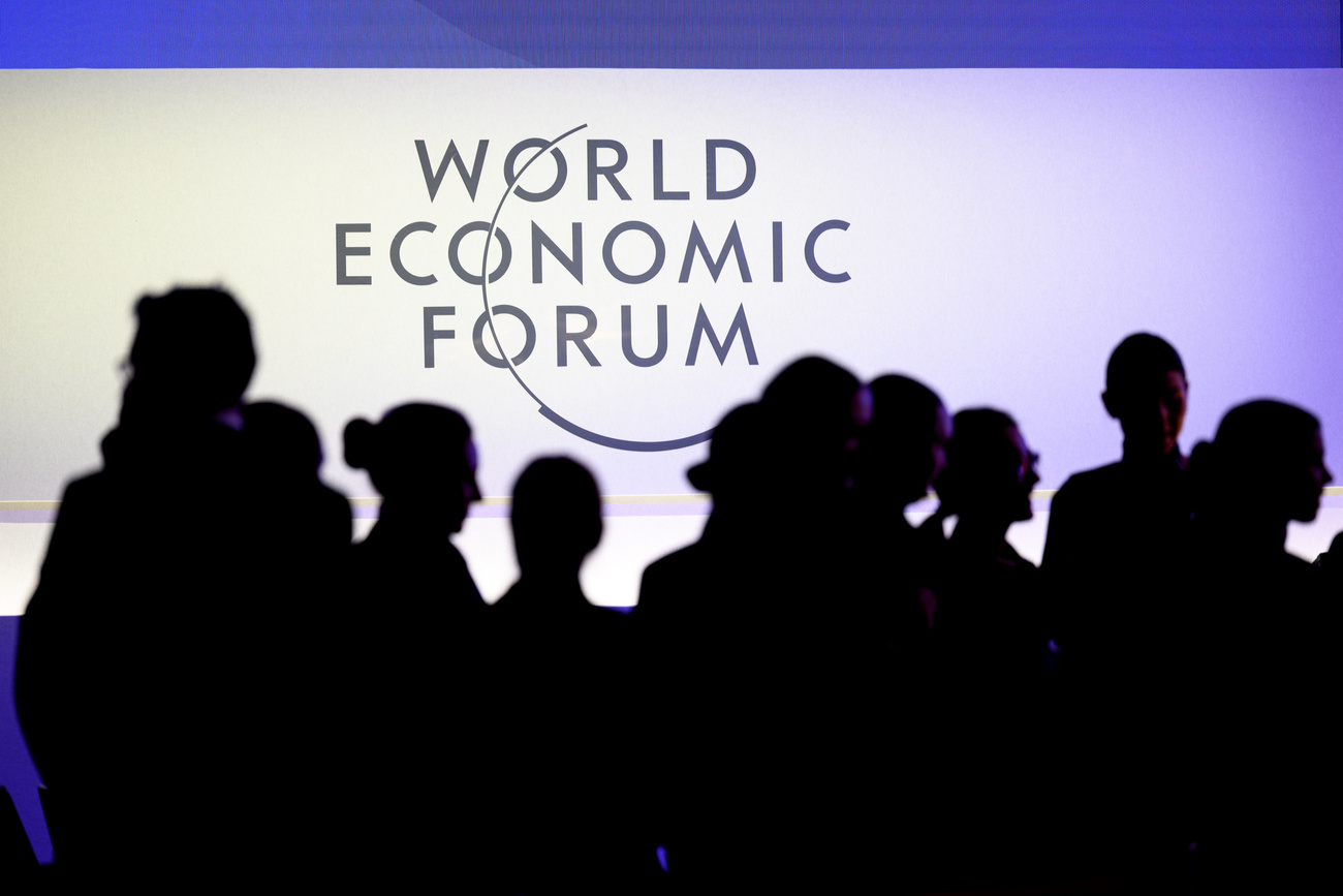 Umrisse von Menschen vor dem WEF-Logo