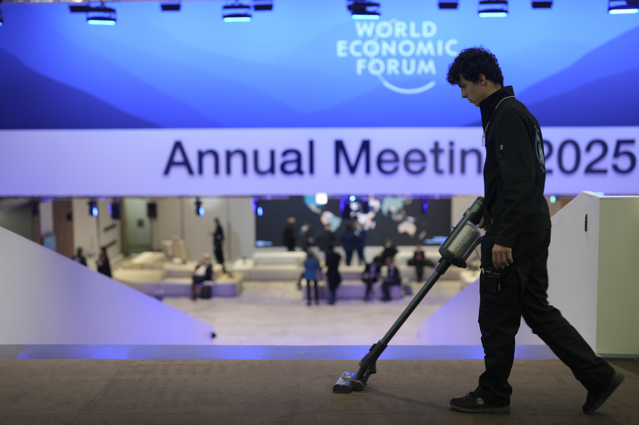 一名后勤人员正在世界经济论坛(WEF)年会正式开幕前清理会议中心的地板。
