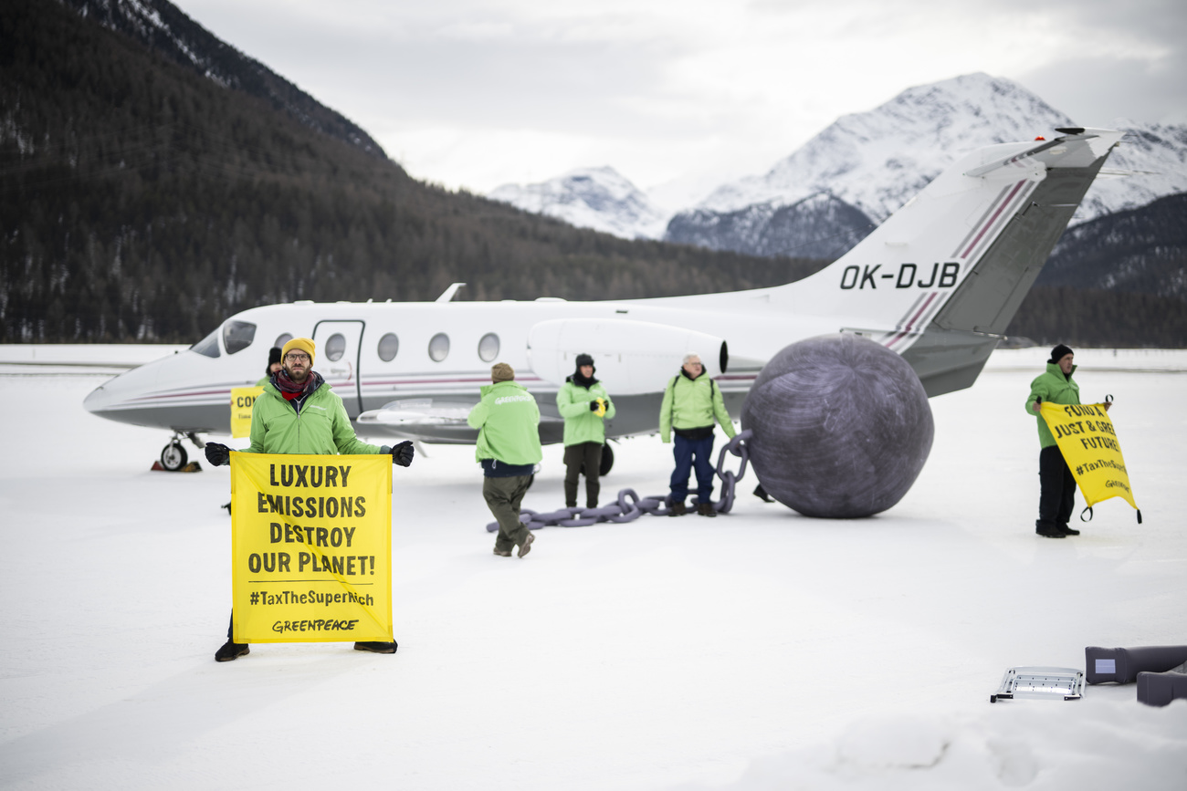 Pessoas protestando frente a um avião