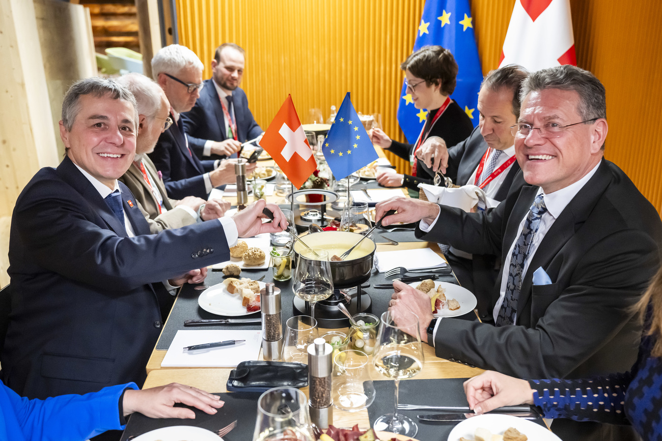 cassis e sefcovic mangiano la fondue