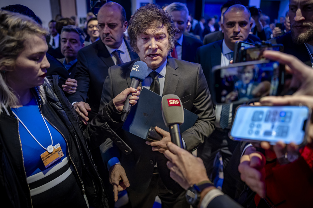 Javier Milei spricht mit Journalisten