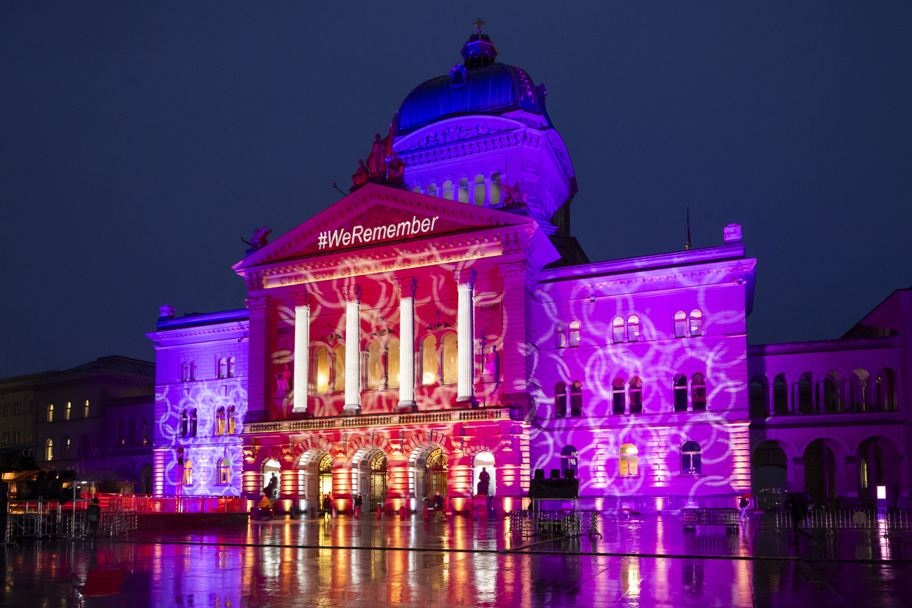 palazzo federale illuminato per la giornata della memoria