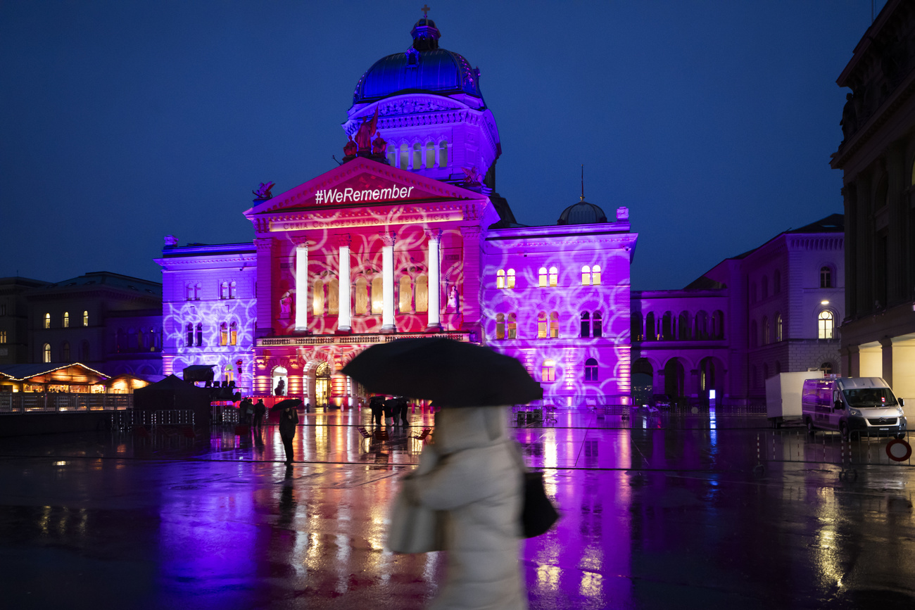 Beleuchtetes Bundeshaus mit Anschrift #WeRemember"