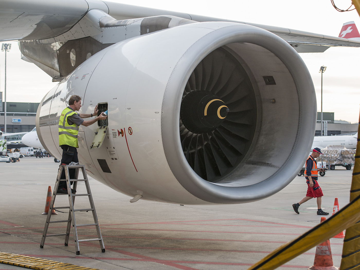 整備中の飛行機